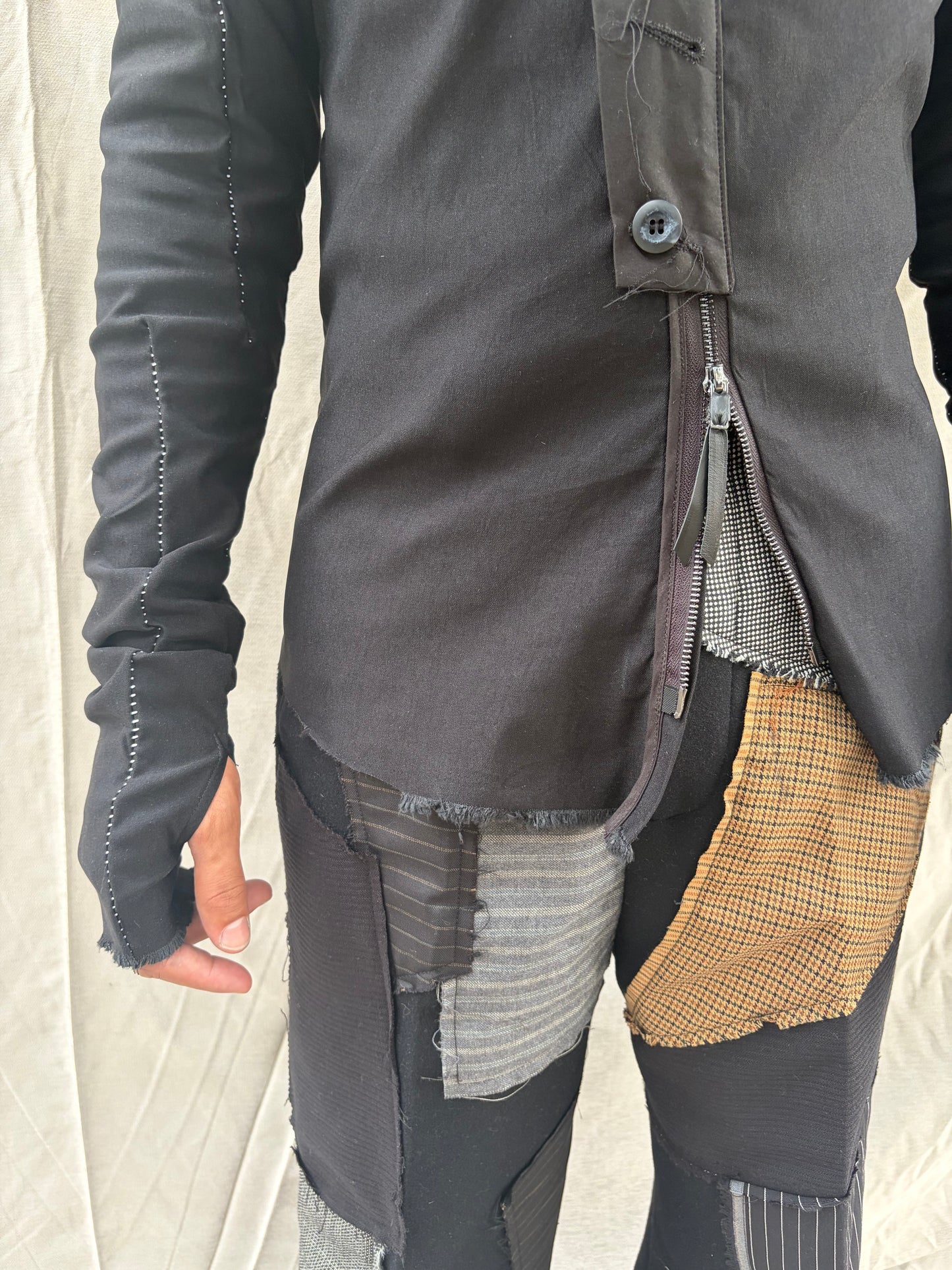 FW26 || OVERLOCKED ASYMMETRISCHES HEMD MIT REISSVERSCHLUSS || SCHWARZ || BENGALINE