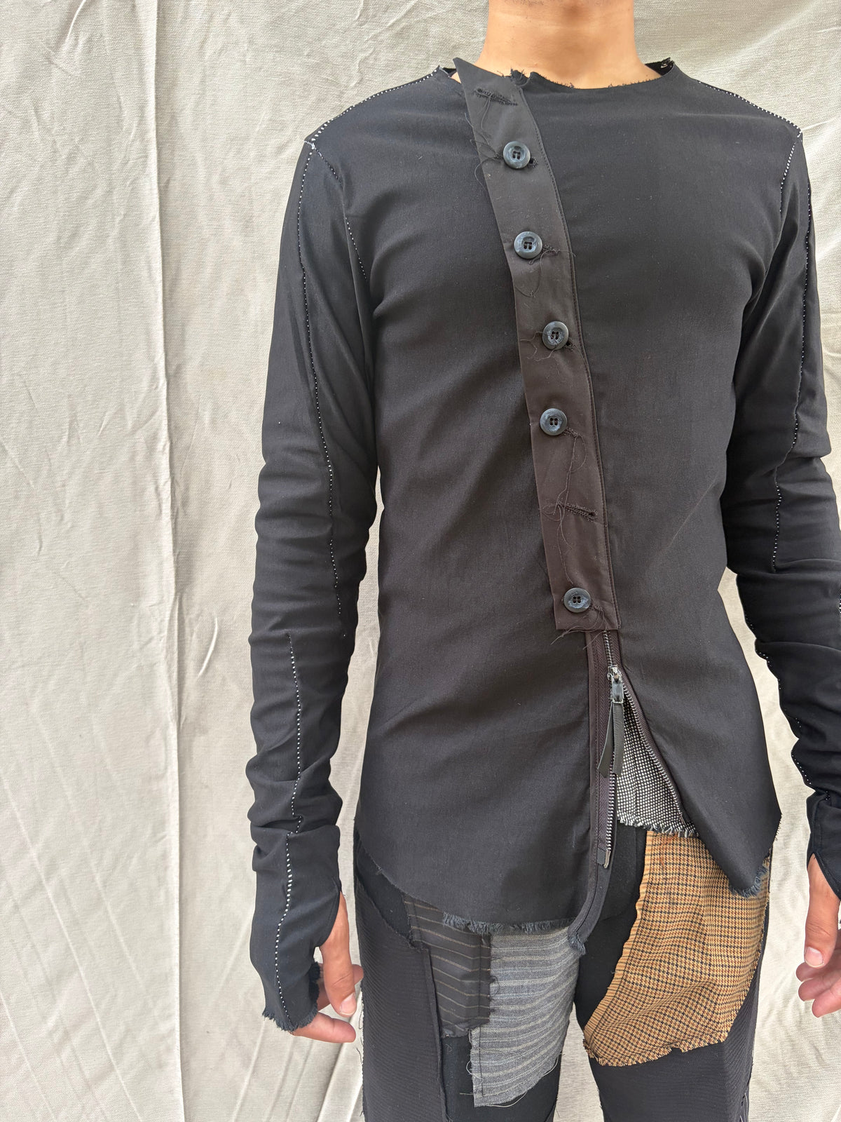 FW26 || OVERLOCKED ASYMMETRISCHES HEMD MIT REISSVERSCHLUSS || SCHWARZ || BENGALINE