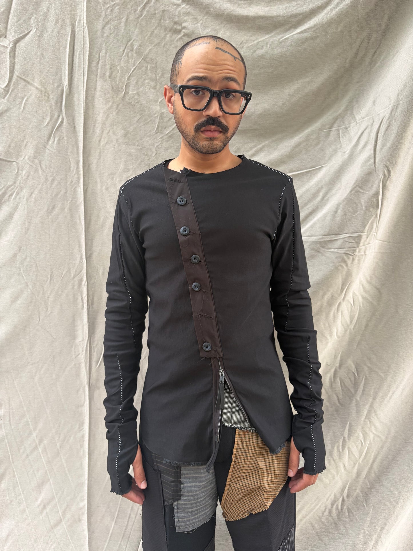 FW26 || OVERLOCKED ASYMMETRISCHES HEMD MIT REISSVERSCHLUSS || SCHWARZ || BENGALINE