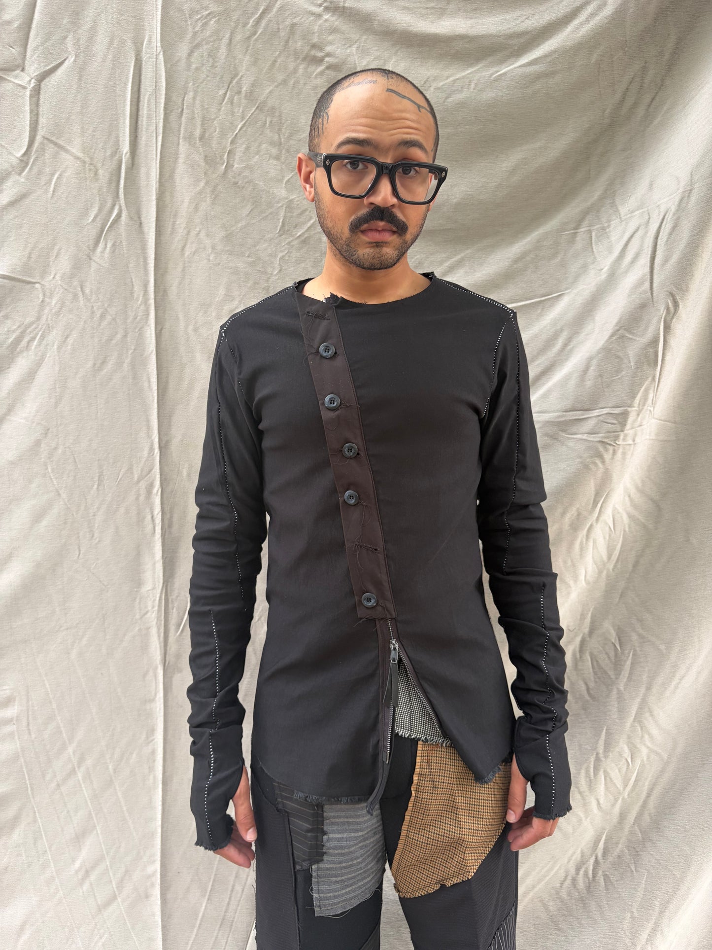 FW26 || OVERLOCKED ASYMMETRISCHES HEMD MIT REISSVERSCHLUSS || SCHWARZ || BENGALINE