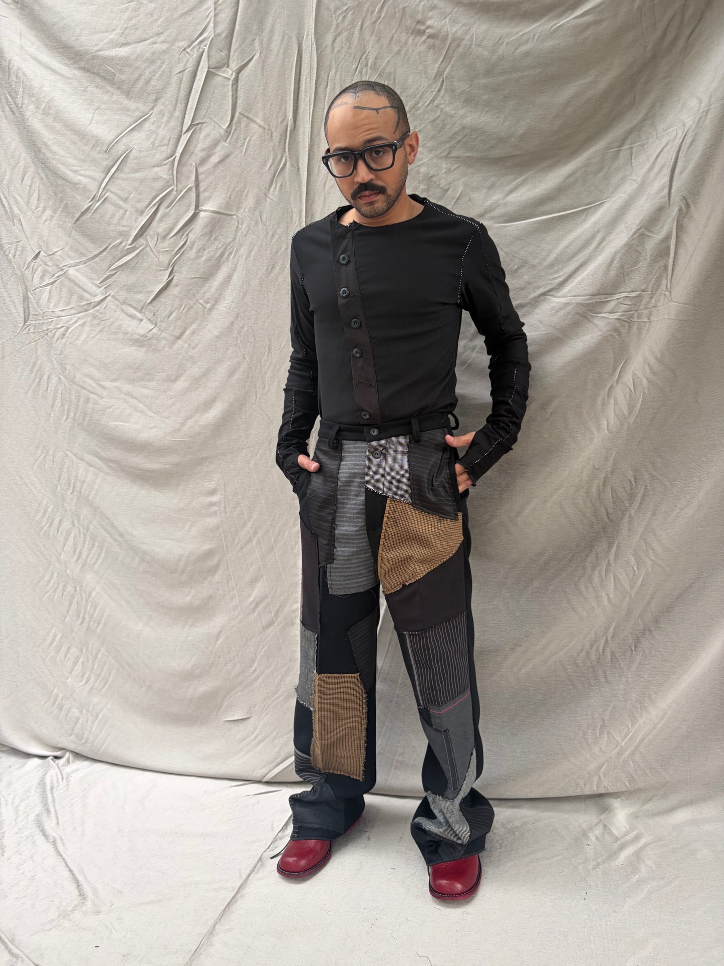 FW26 || OVERLOCKED ASYMMETRISCHES HEMD MIT REISSVERSCHLUSS || SCHWARZ || BENGALINE