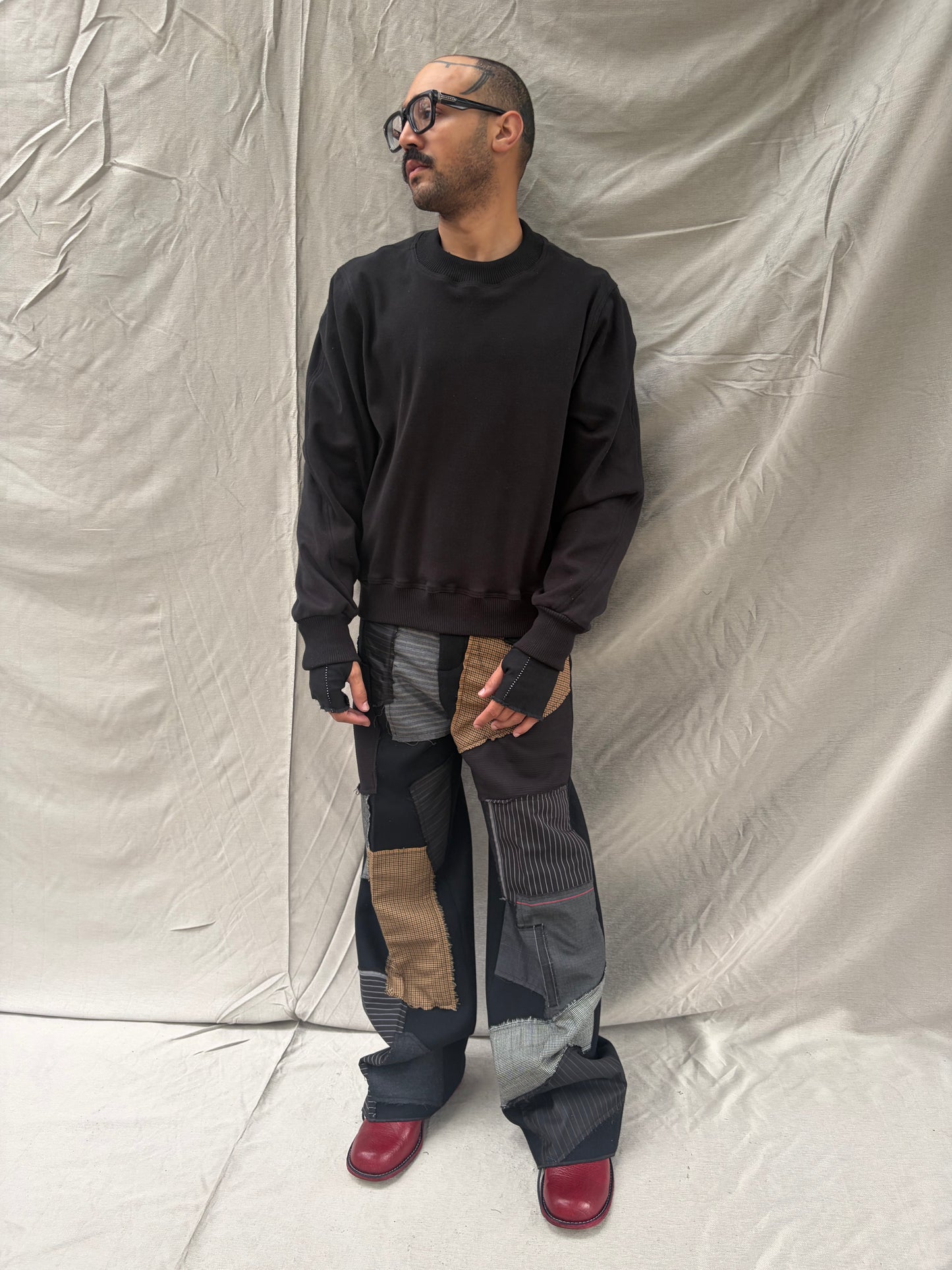 FW26 || DEKOLLETÉ MIT FEHLERN - DOPPELT GESTEPPTES SWEATSHIRT || SCHWARZE BAUMWOLLE