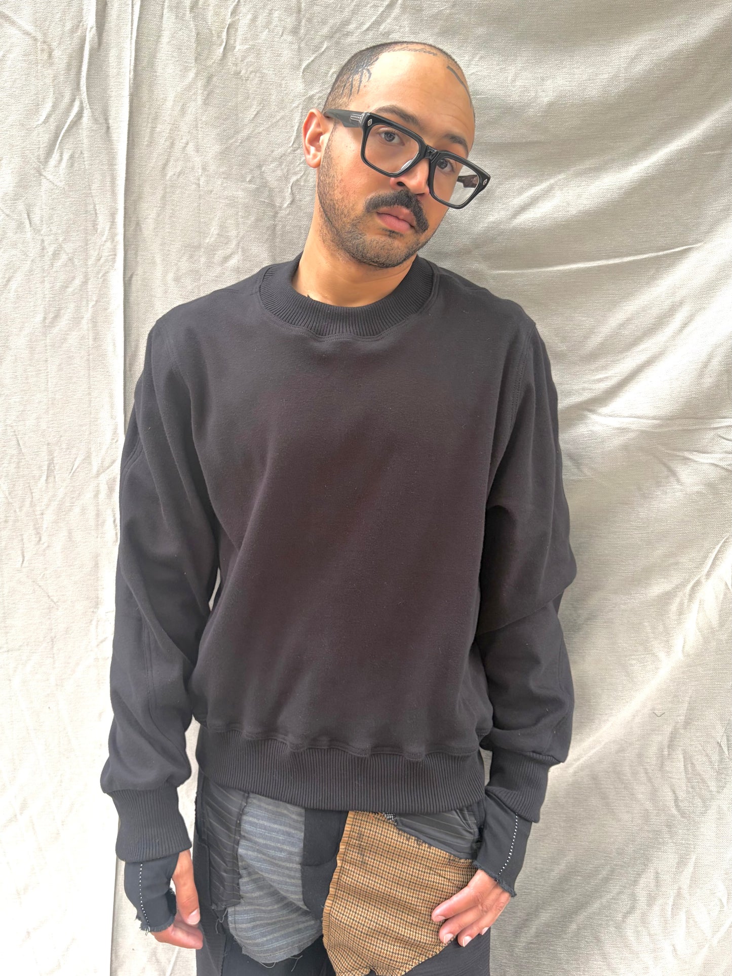 FW26 || DEKOLLETÉ MIT FEHLERN - DOPPELT GESTEPPTES SWEATSHIRT || SCHWARZE BAUMWOLLE
