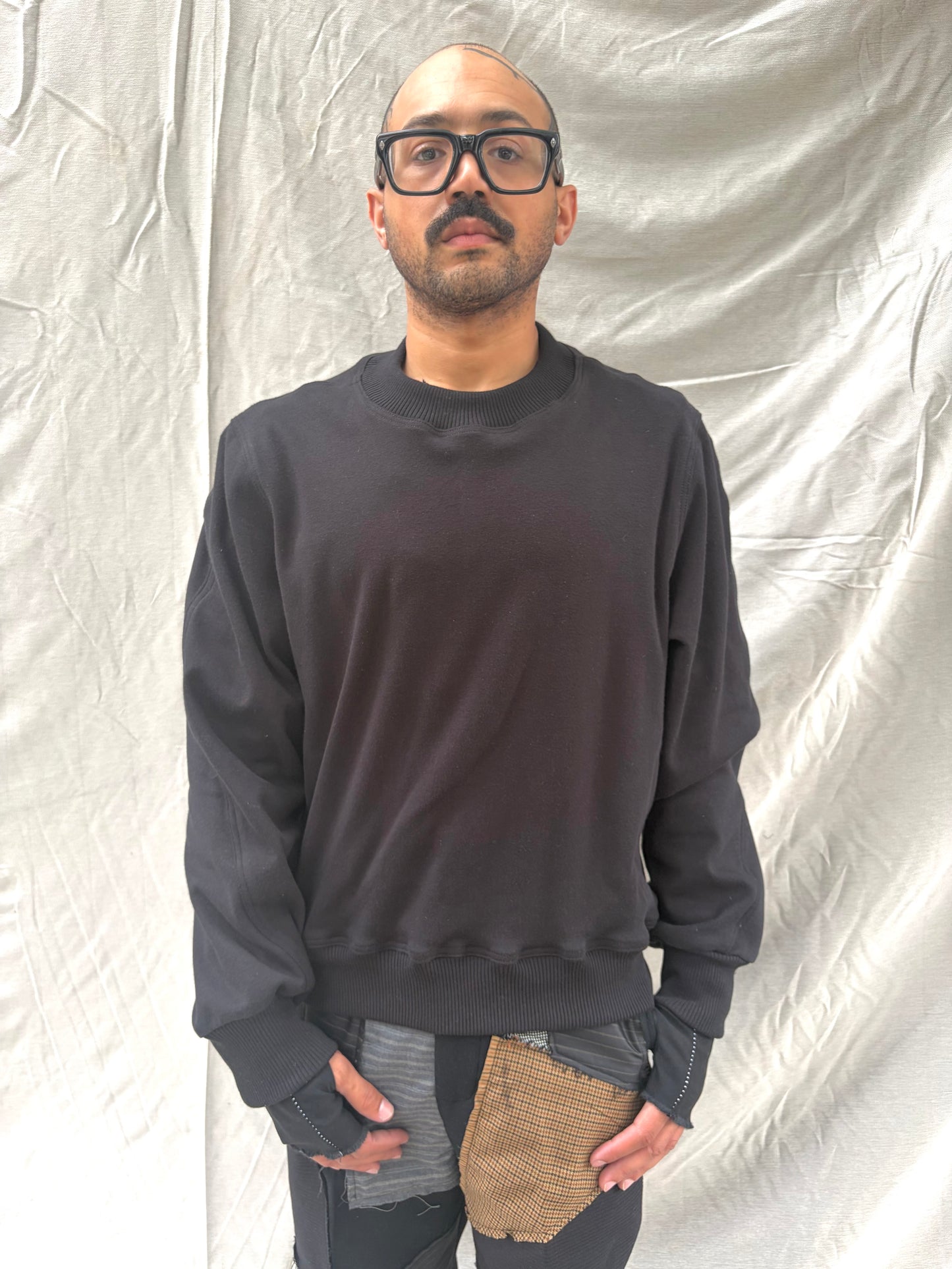FW26 || DEKOLLETÉ MIT FEHLERN - DOPPELT GESTEPPTES SWEATSHIRT || SCHWARZE BAUMWOLLE
