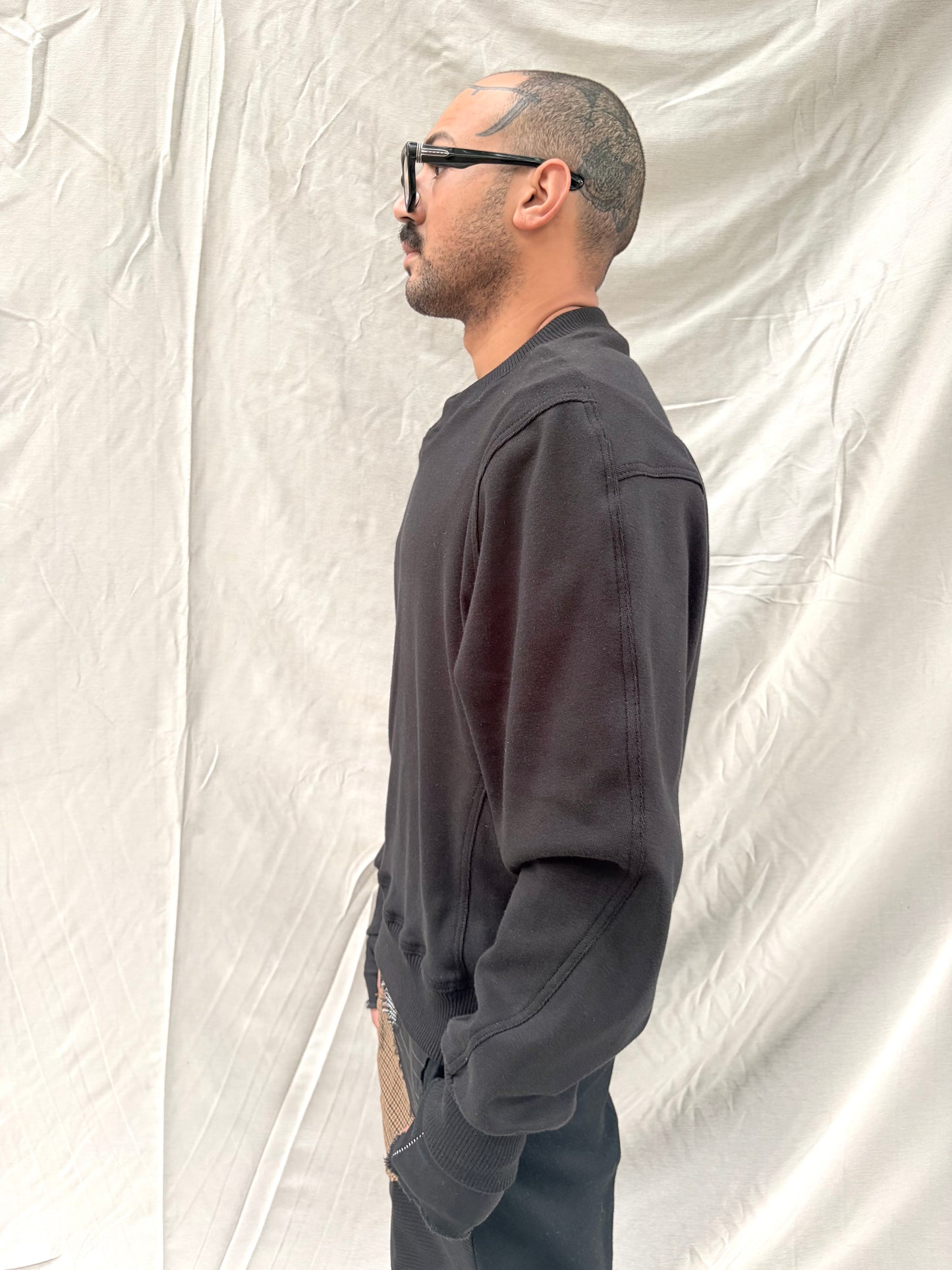 FW26 || DEKOLLETÉ MIT FEHLERN - DOPPELT GESTEPPTES SWEATSHIRT || SCHWARZE BAUMWOLLE