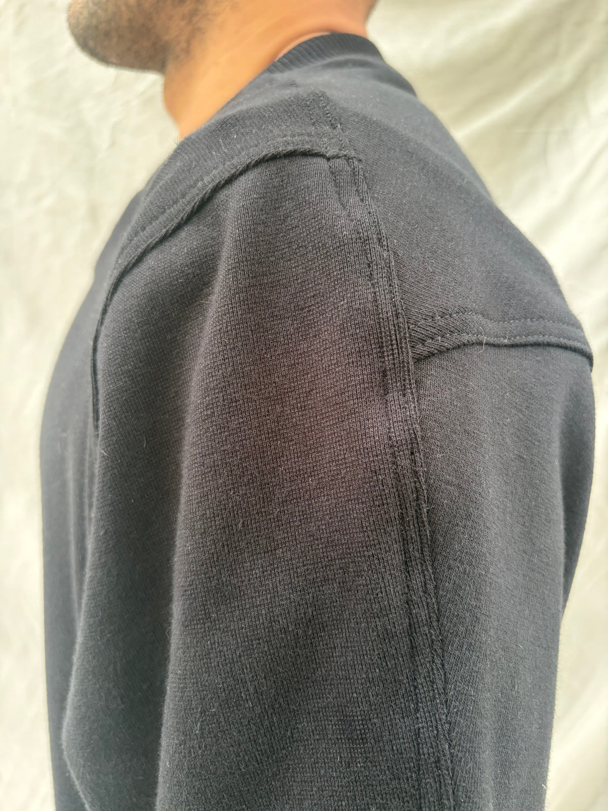 FW26 || DEKOLLETÉ MIT FEHLERN - DOPPELT GESTEPPTES SWEATSHIRT || SCHWARZE BAUMWOLLE