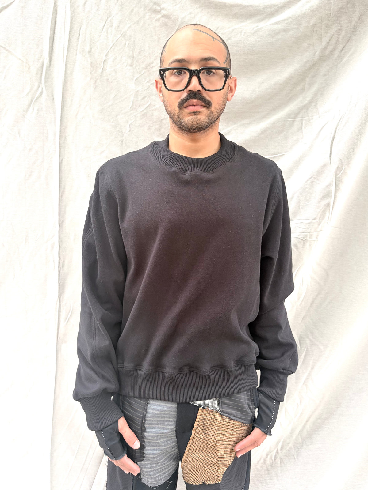 FW26 || DEKOLLETÉ MIT FEHLERN - DOPPELT GESTEPPTES SWEATSHIRT || SCHWARZE BAUMWOLLE