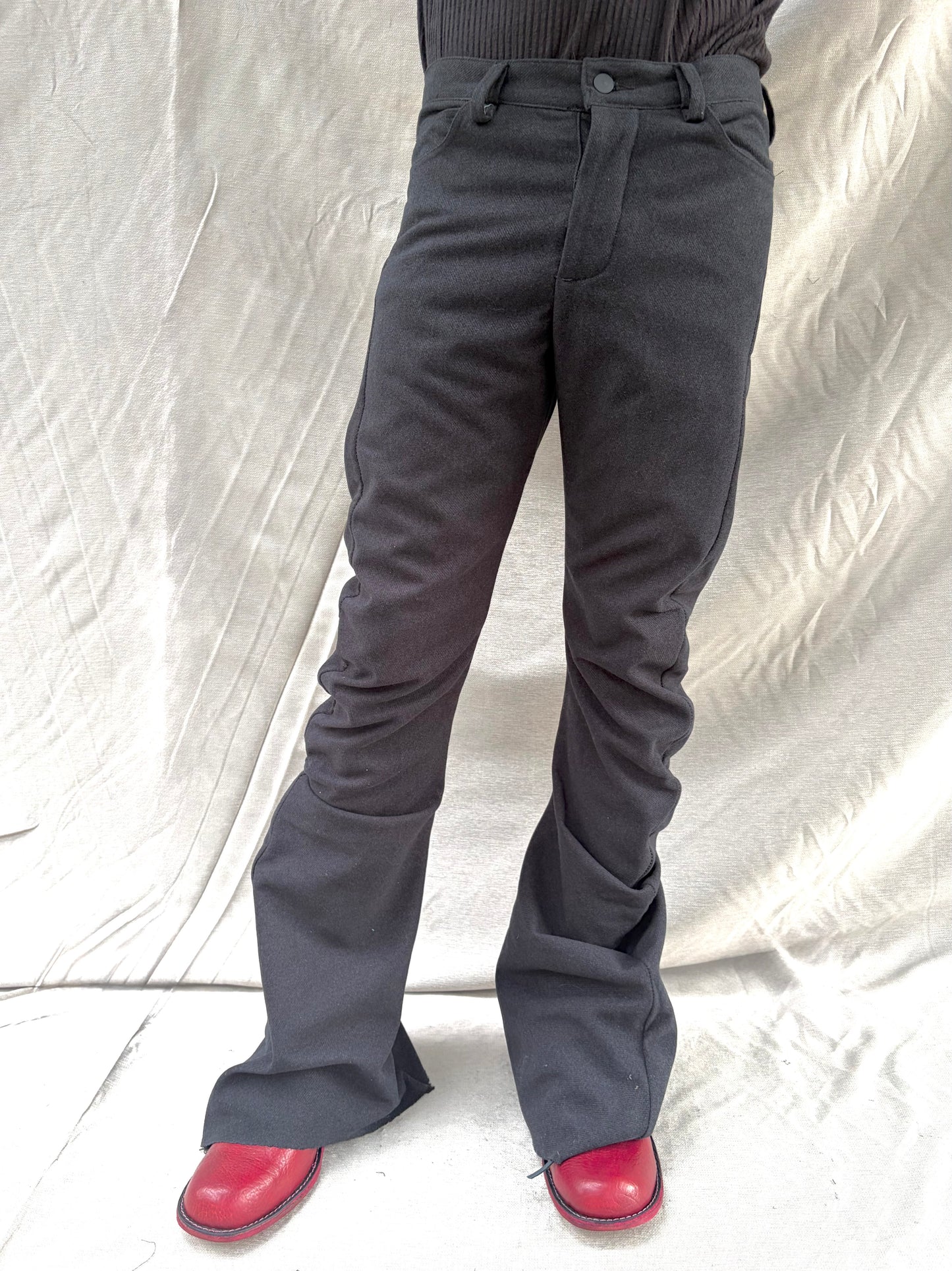 FW26 || BOOTCUT DNA JEANS ||BLACK || BLACK OVERLOCK
