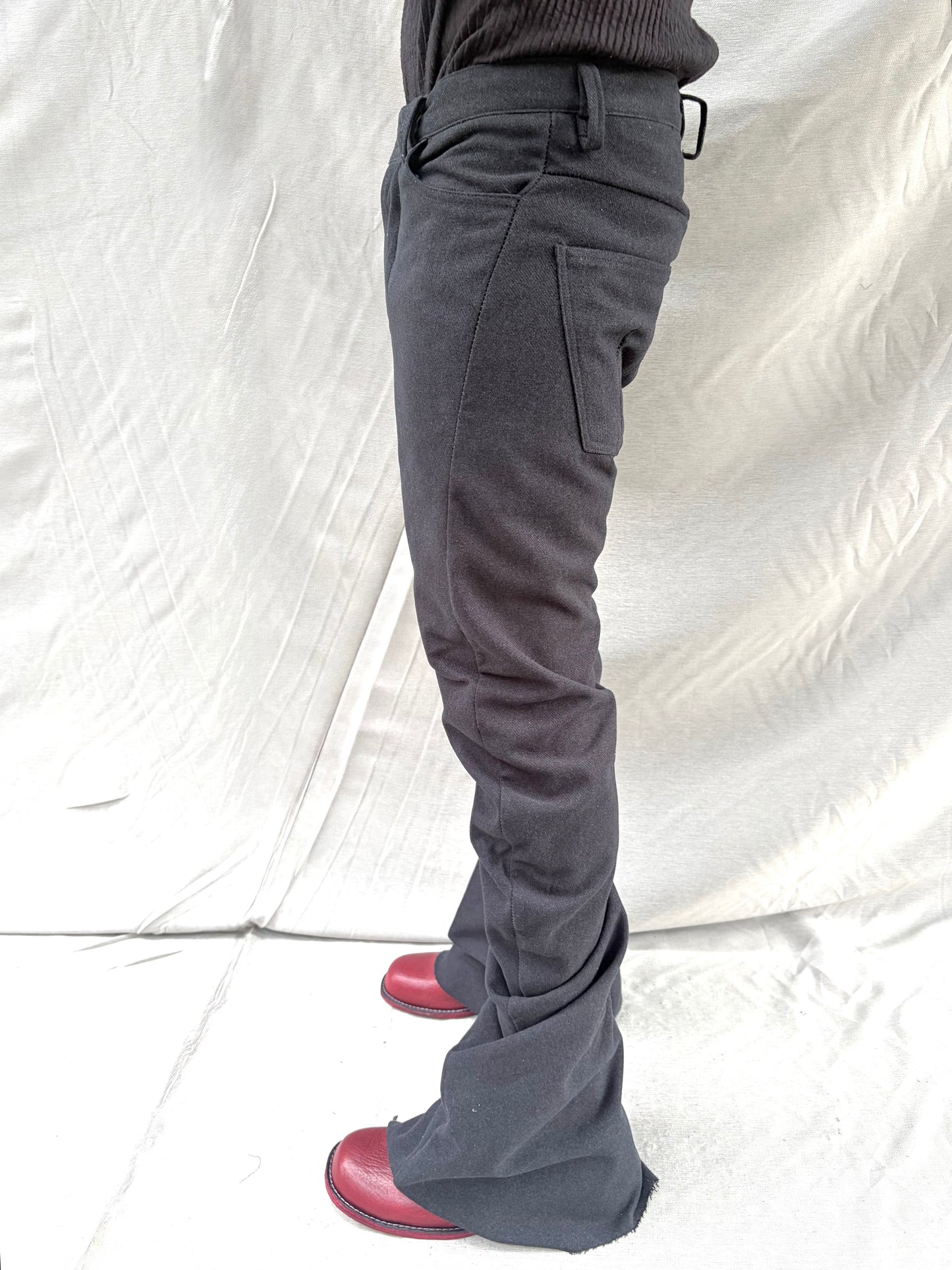 FW26 || BOOTCUT DNA JEANS ||BLACK || BLACK OVERLOCK