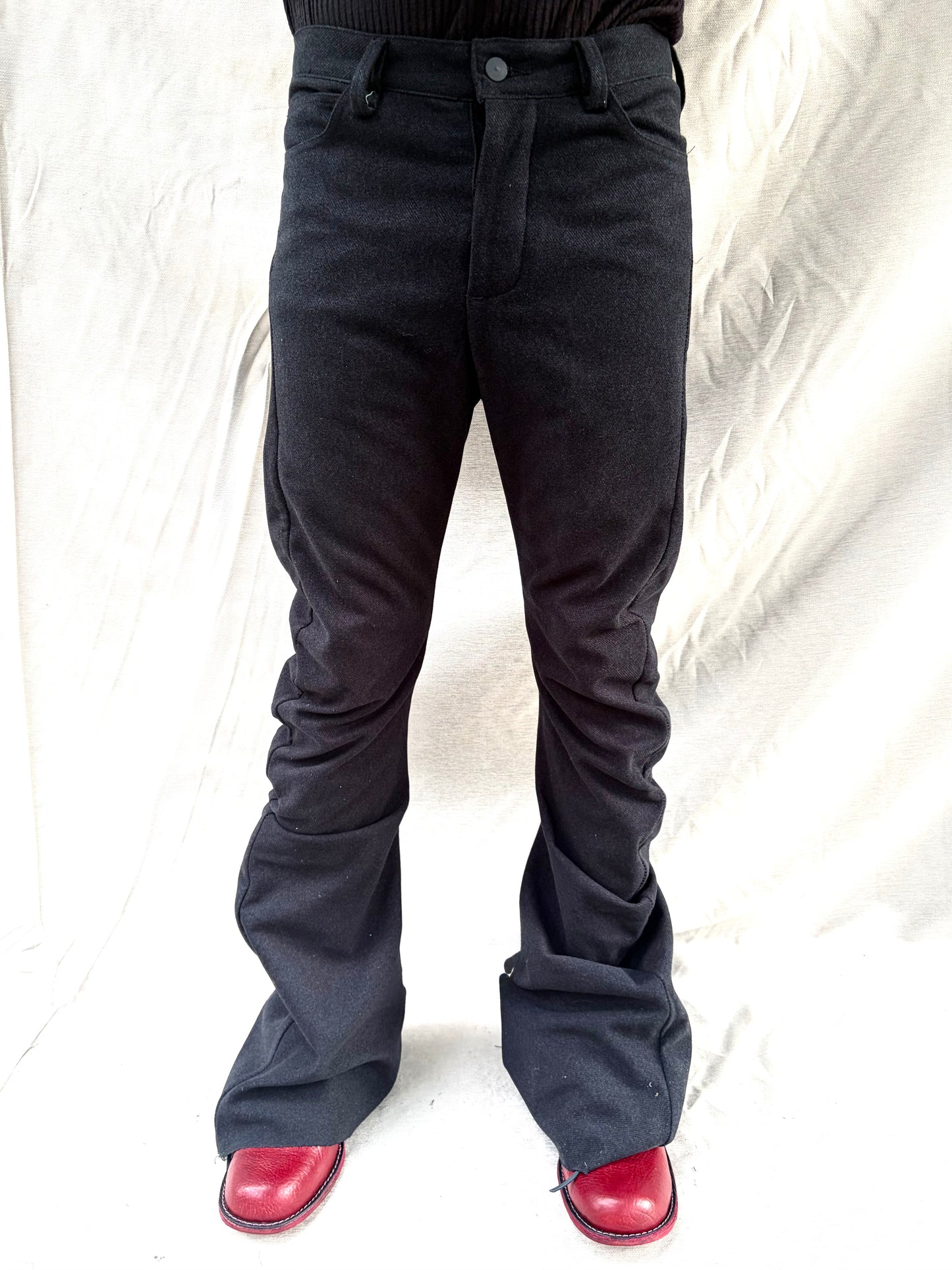 FW26 || BOOTCUT DNA JEANS ||BLACK || BLACK OVERLOCK