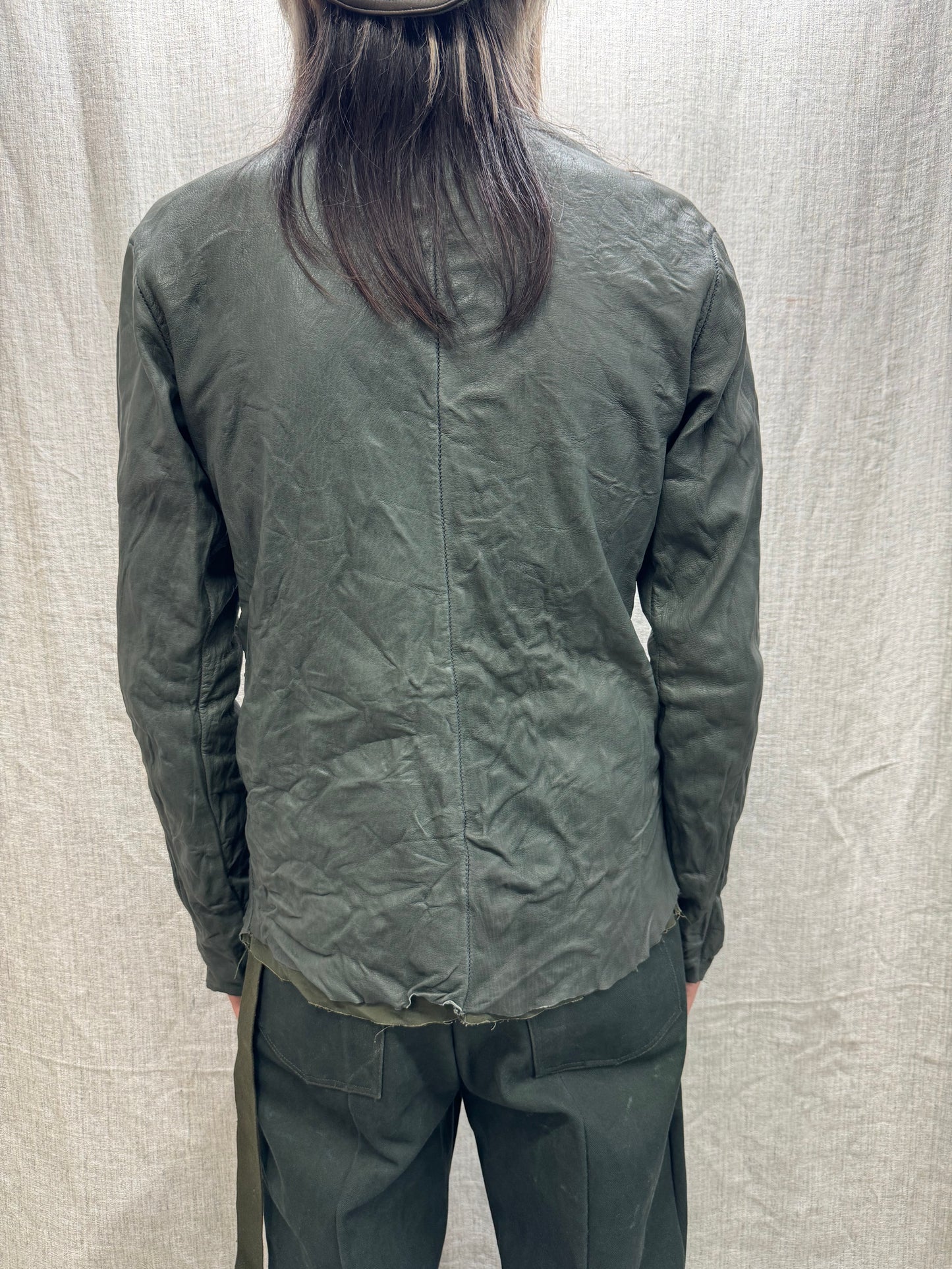 FW24 || FAULTED SHOULDER REVERSIBLE LEATHER SHIRT || GREEN