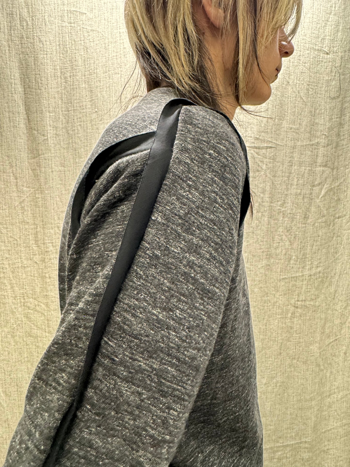 FW24 || SILK SEAMED FAULTED SHOULDER TOP || GREY