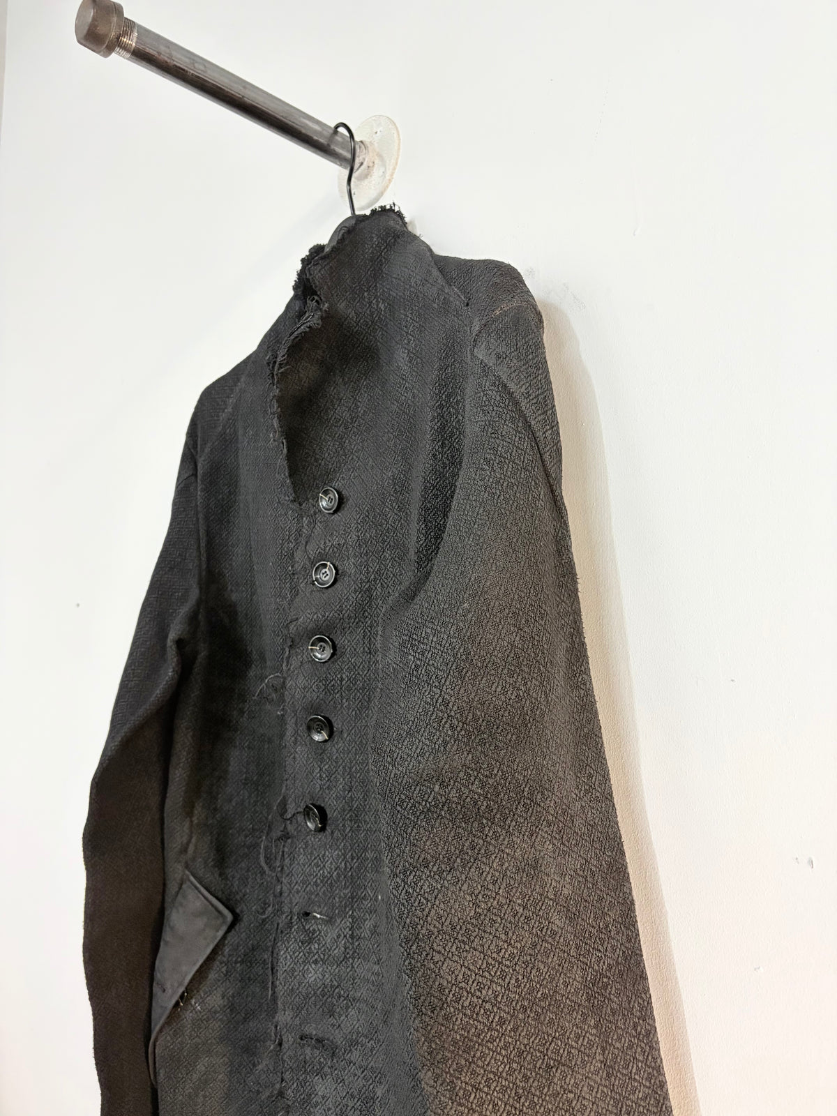 FW26 || DEKOLLETÉ MIT FEHLERN - DOPPELT GESTEPPTES SWEATSHIRT || SCHWARZE BAUMWOLLE