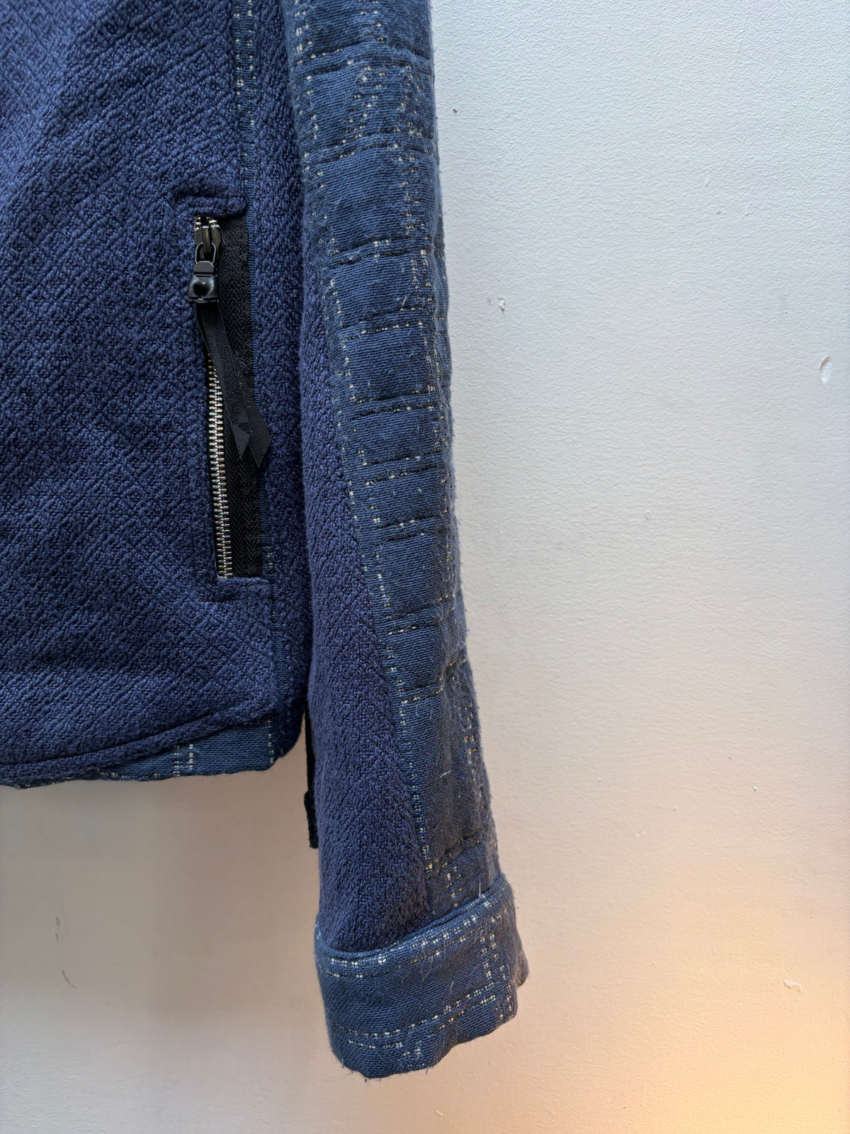 FW26 || DEKOLLETÉ MIT FEHLERN - DOPPELT GESTEPPTES SWEATSHIRT || SCHWARZE BAUMWOLLE