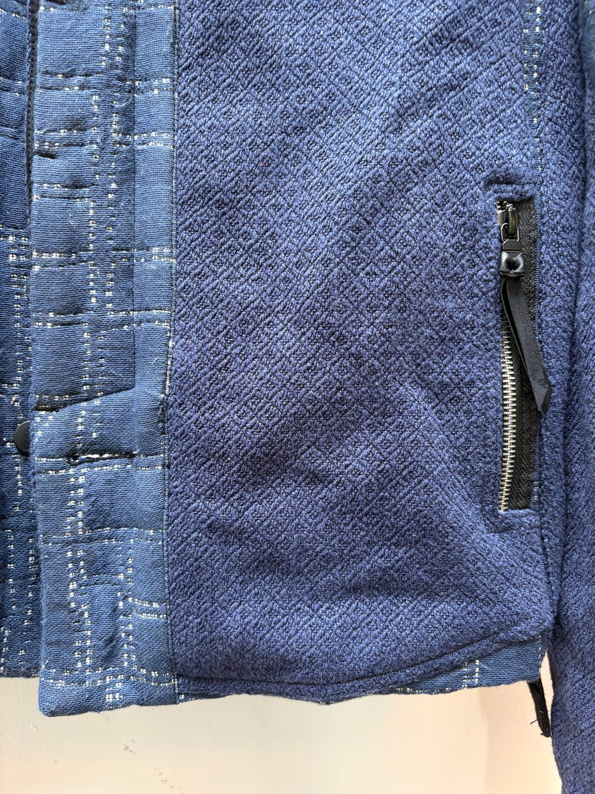 FW26 || DEKOLLETÉ MIT FEHLERN - DOPPELT GESTEPPTES SWEATSHIRT || SCHWARZE BAUMWOLLE