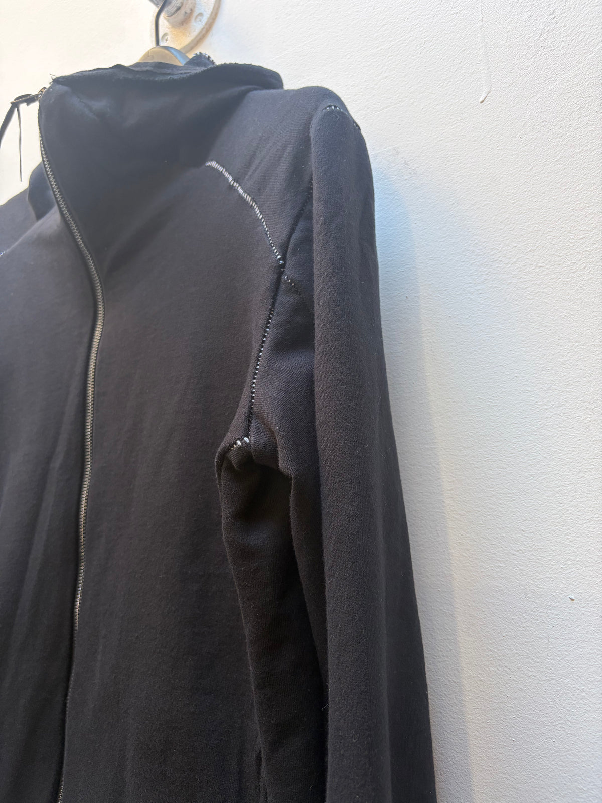 FW26  ||  HENRIKSSON CLASSIC || 100% COTTON || BLACK OVERLOCKED