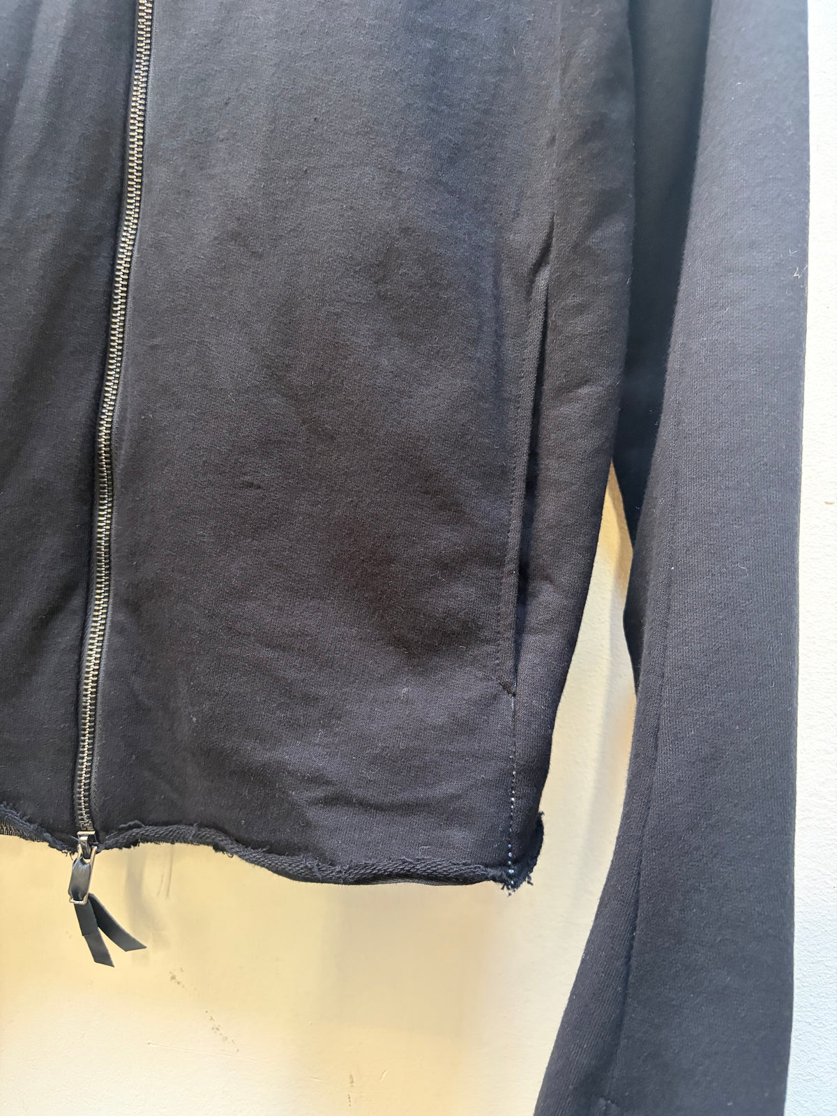 FW26  ||  HENRIKSSON CLASSIC || 100% COTTON || BLACK OVERLOCKED