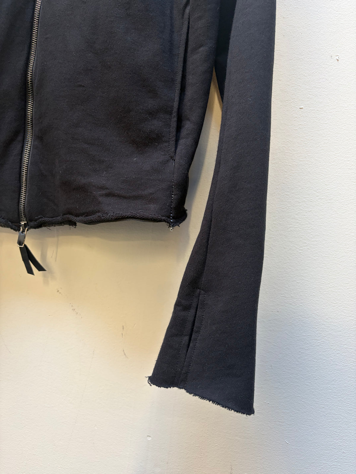 FW26  ||  HENRIKSSON CLASSIC || 100% COTTON || BLACK OVERLOCKED