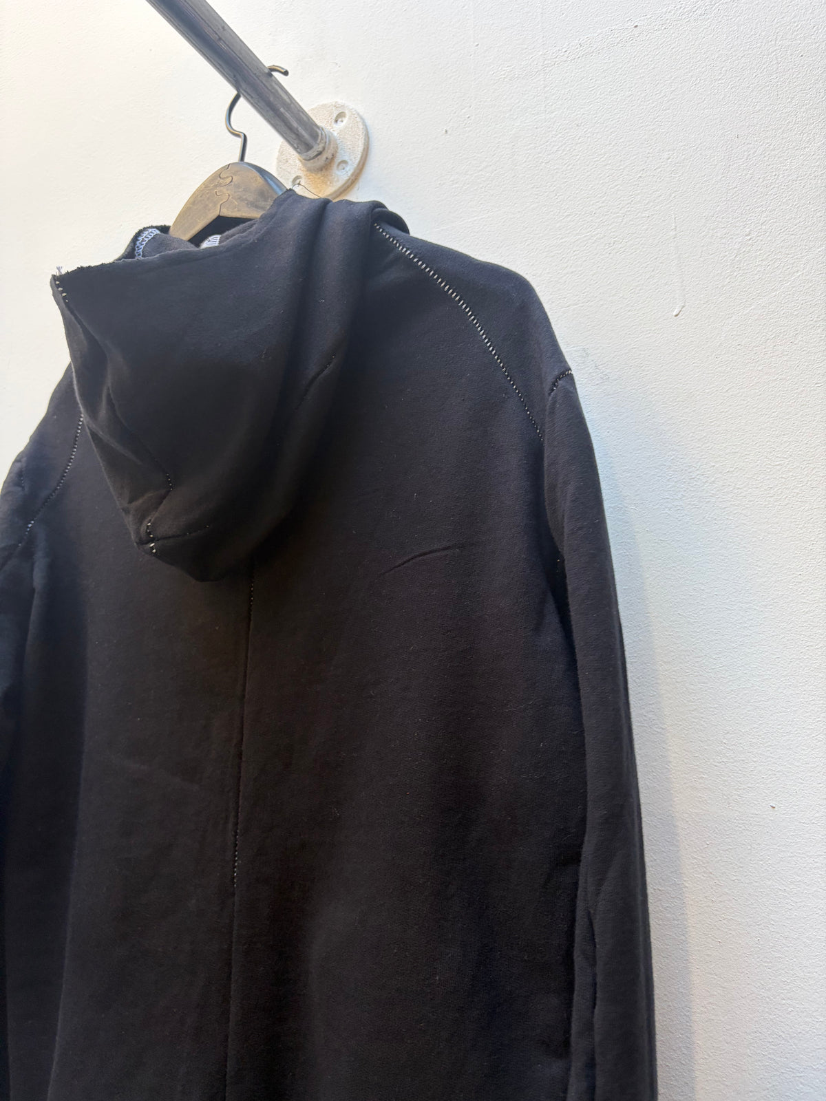 FW26  ||  HENRIKSSON CLASSIC || 100% COTTON || BLACK OVERLOCKED