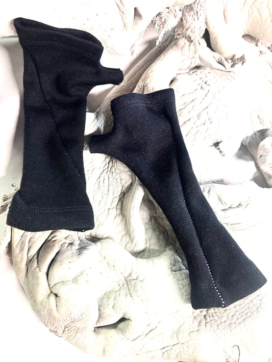 FW25 || OVERLOCKED SHORT ARM GAUNTLETS || BLACK - WHITE