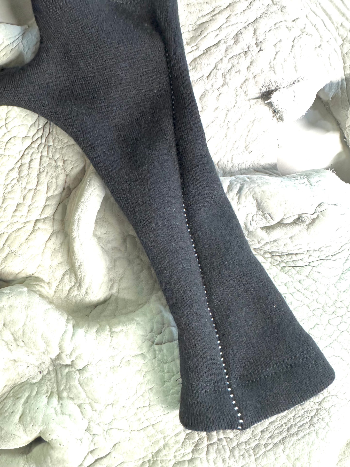 FW25 || OVERLOCKED SHORT ARM GAUNTLETS || BLACK - WHITE