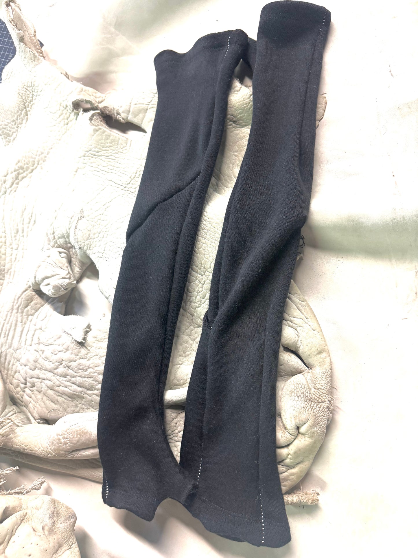 FW25 || OVERLOCKED LONG ARM GAUNTLETS || BLACK - BLACK