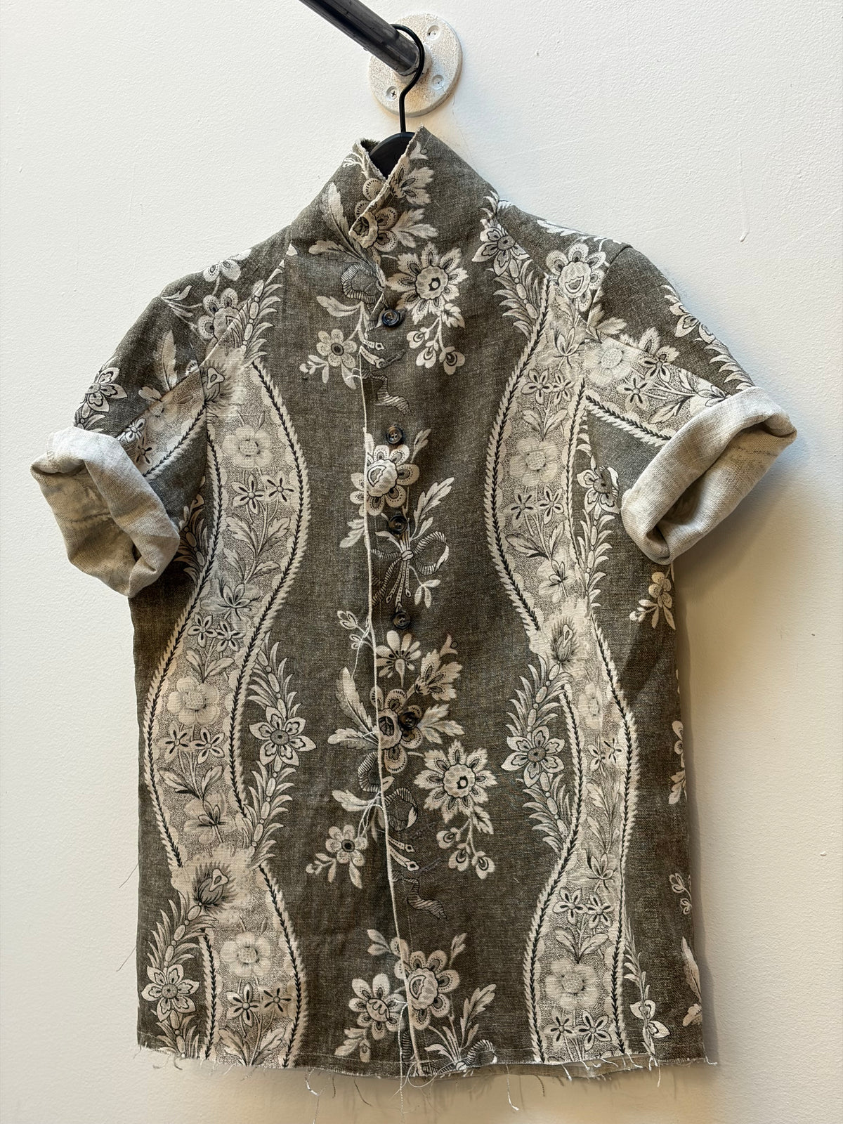 FS24 || SPITZREVERS 4-KNOPF-BLAZER MIT HERZSCHNITT || FLORAL
