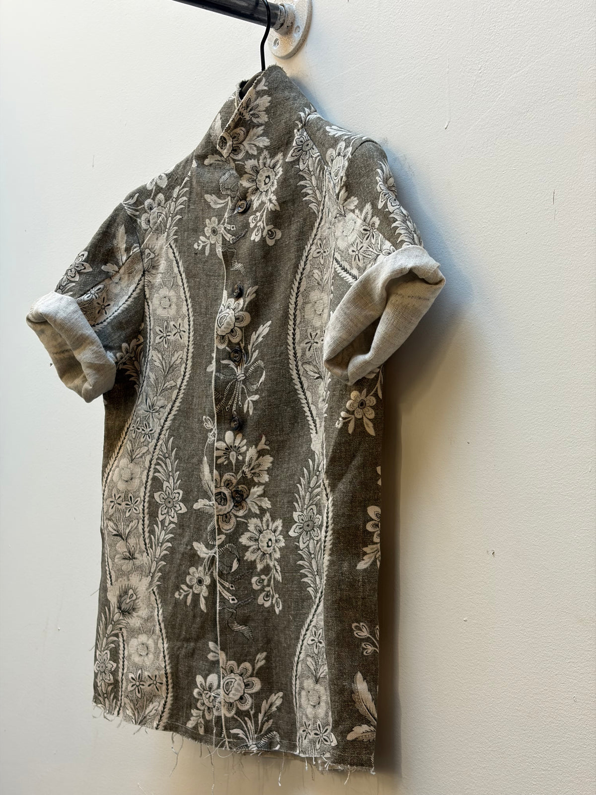 FS24 || SPITZREVERS 4-KNOPF-BLAZER MIT HERZSCHNITT || FLORAL
