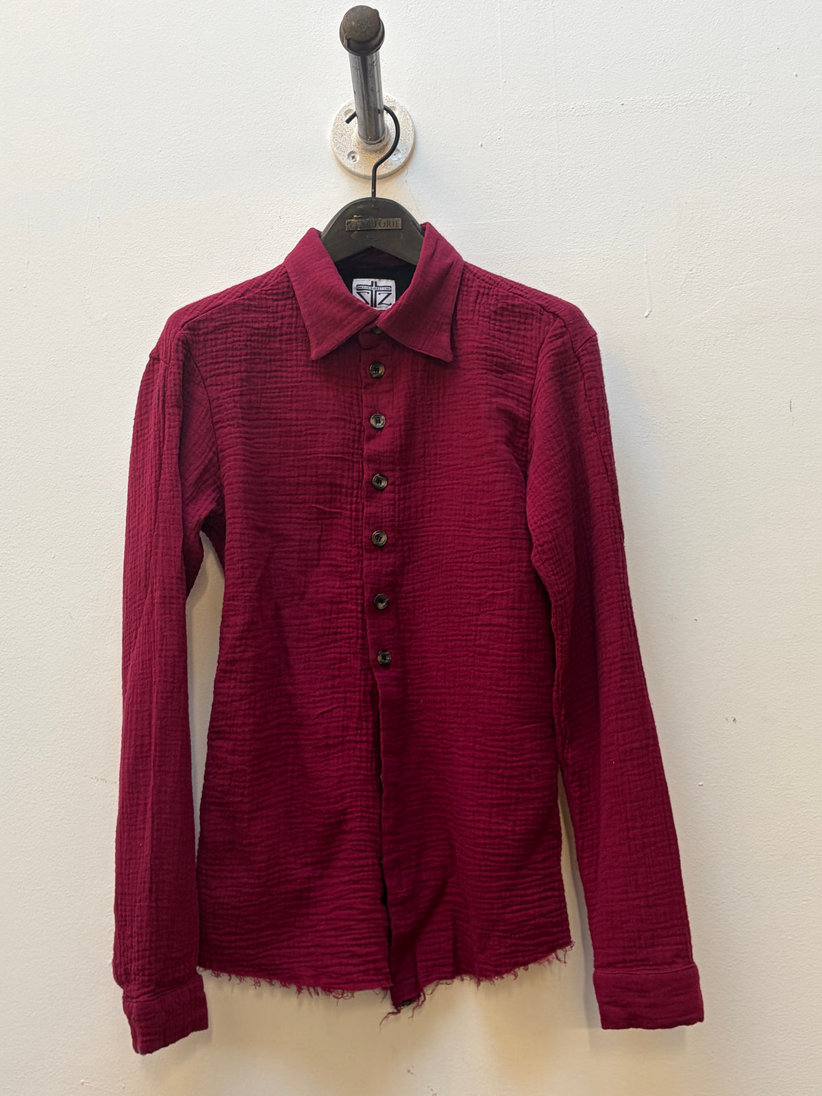 FEMME || FAULTED SHOULDER CRINKLED COTTON OVERLOCKED SHIRT || RED || COTTON