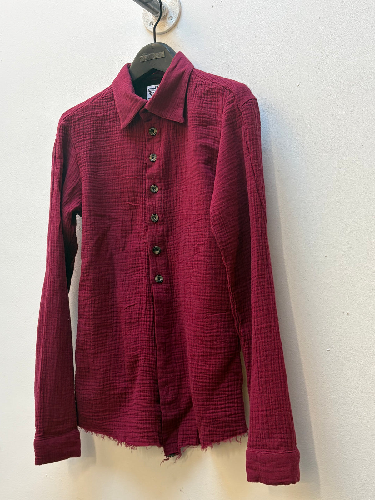 FEMME || FAULTED SHOULDER CRINKLED COTTON OVERLOCKED SHIRT || RED || COTTON