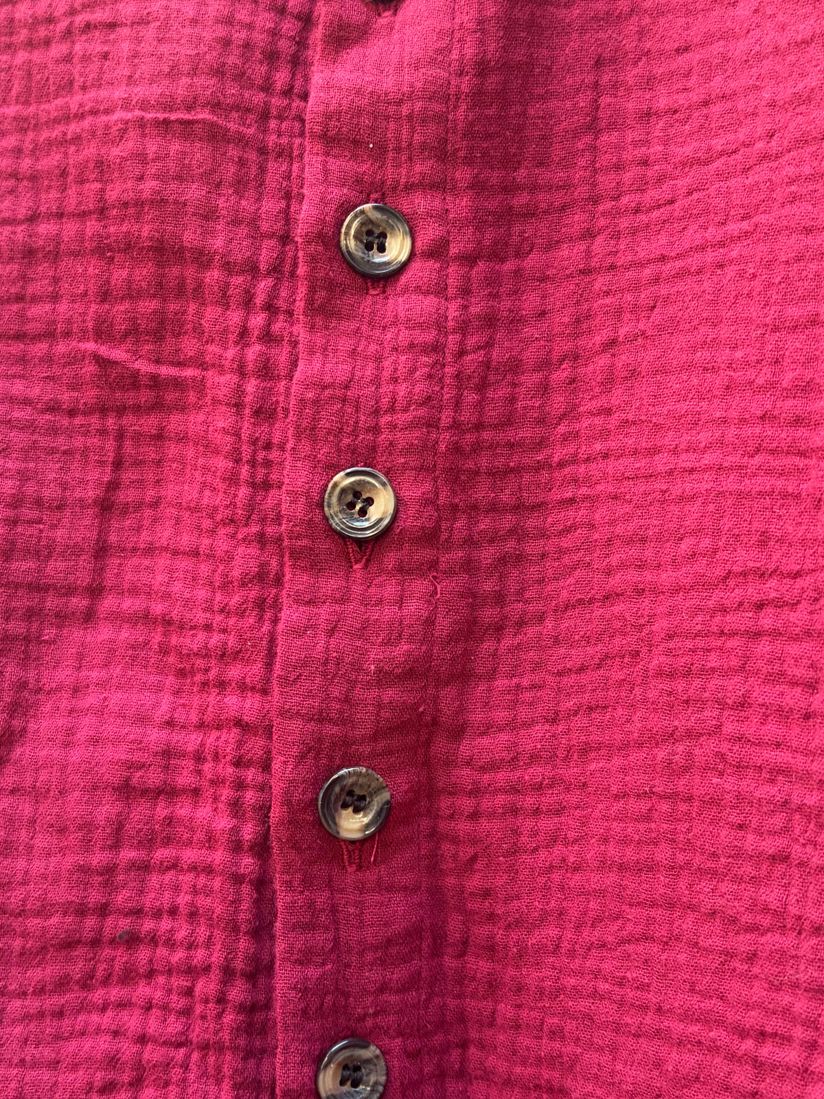 FEMME || FAULTED SHOULDER CRINKLED COTTON OVERLOCKED SHIRT || RED || COTTON