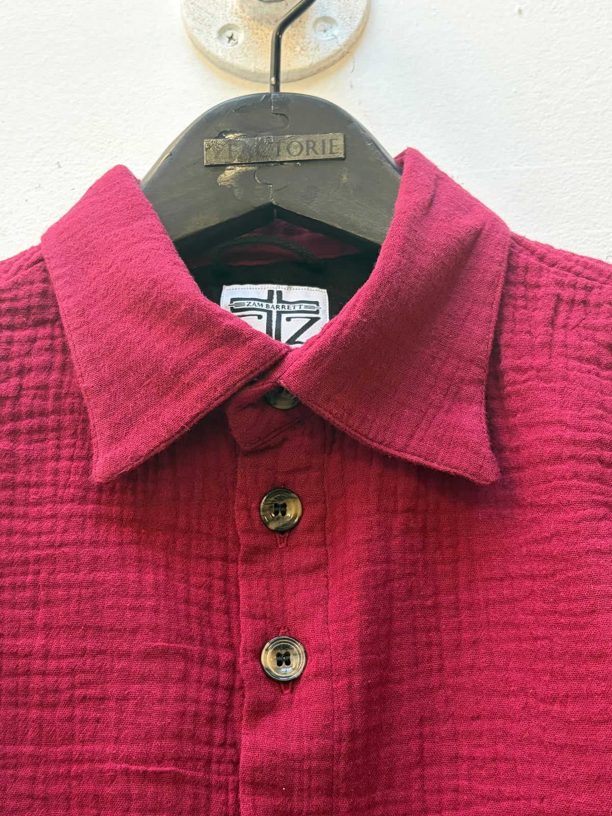 FEMME || FAULTED SHOULDER CRINKLED COTTON OVERLOCKED SHIRT || RED || COTTON