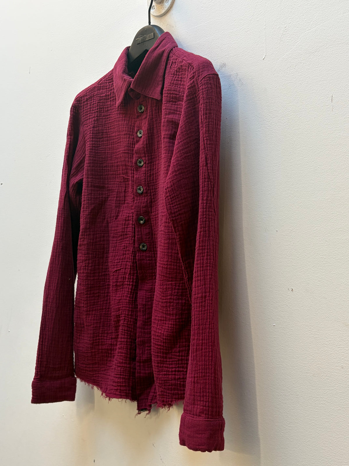 FEMME || FAULTED SHOULDER CRINKLED COTTON OVERLOCKED SHIRT || RED || COTTON