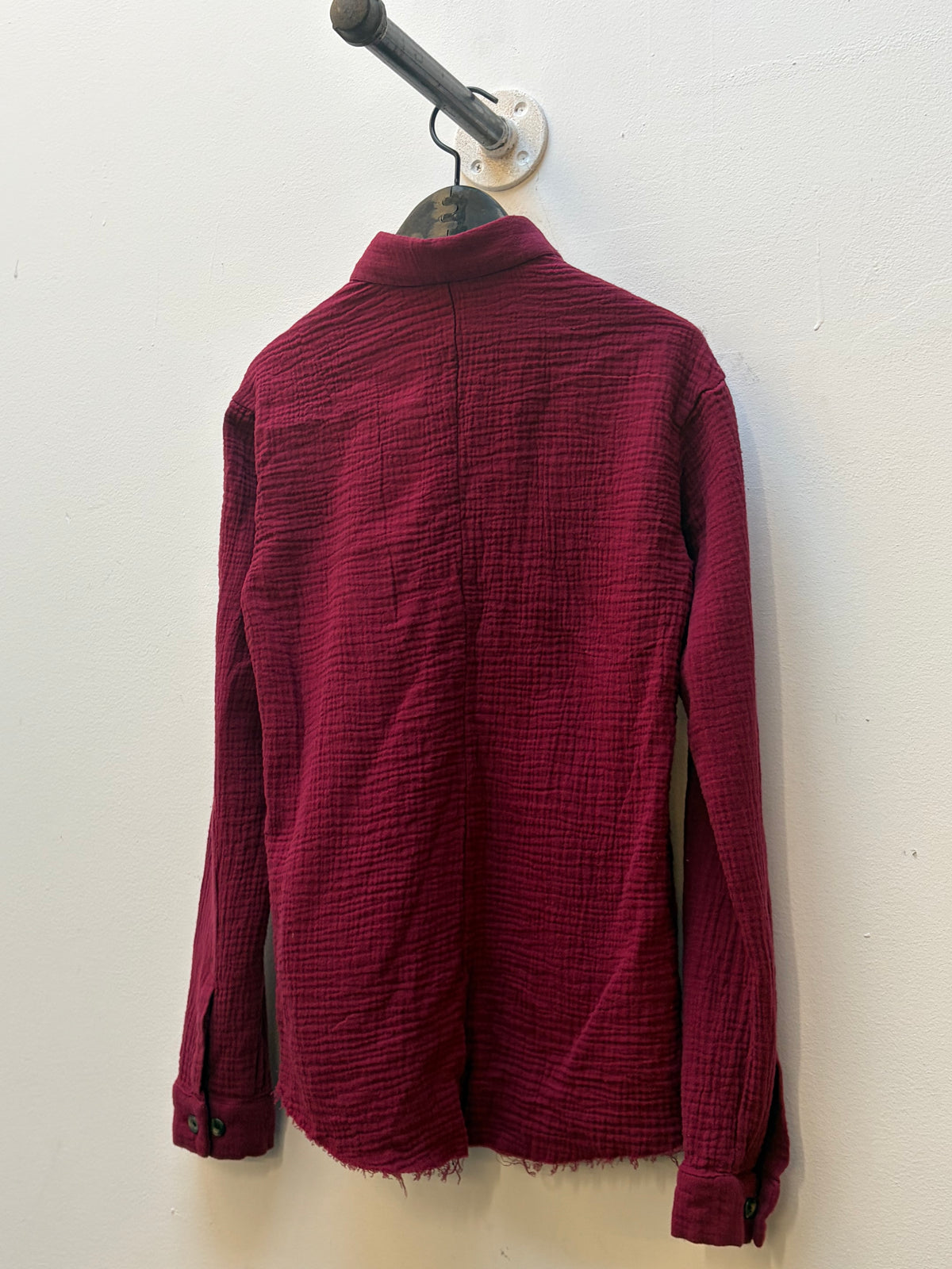 FEMME || FAULTED SHOULDER CRINKLED COTTON OVERLOCKED SHIRT || RED || COTTON