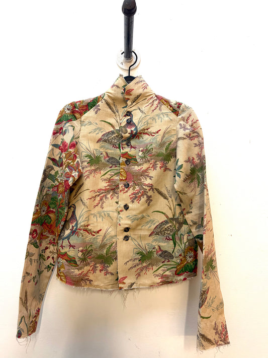 FS24 || SPITZREVERS 4-KNOPF-BLAZER MIT HERZSCHNITT || FLORAL