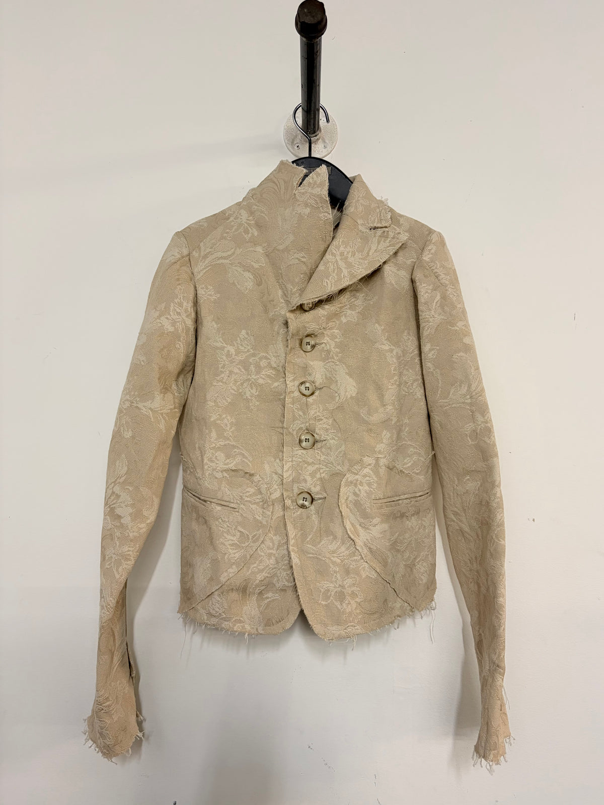 FS24 || SPITZREVERS 4-KNOPF-BLAZER MIT HERZSCHNITT || FLORAL