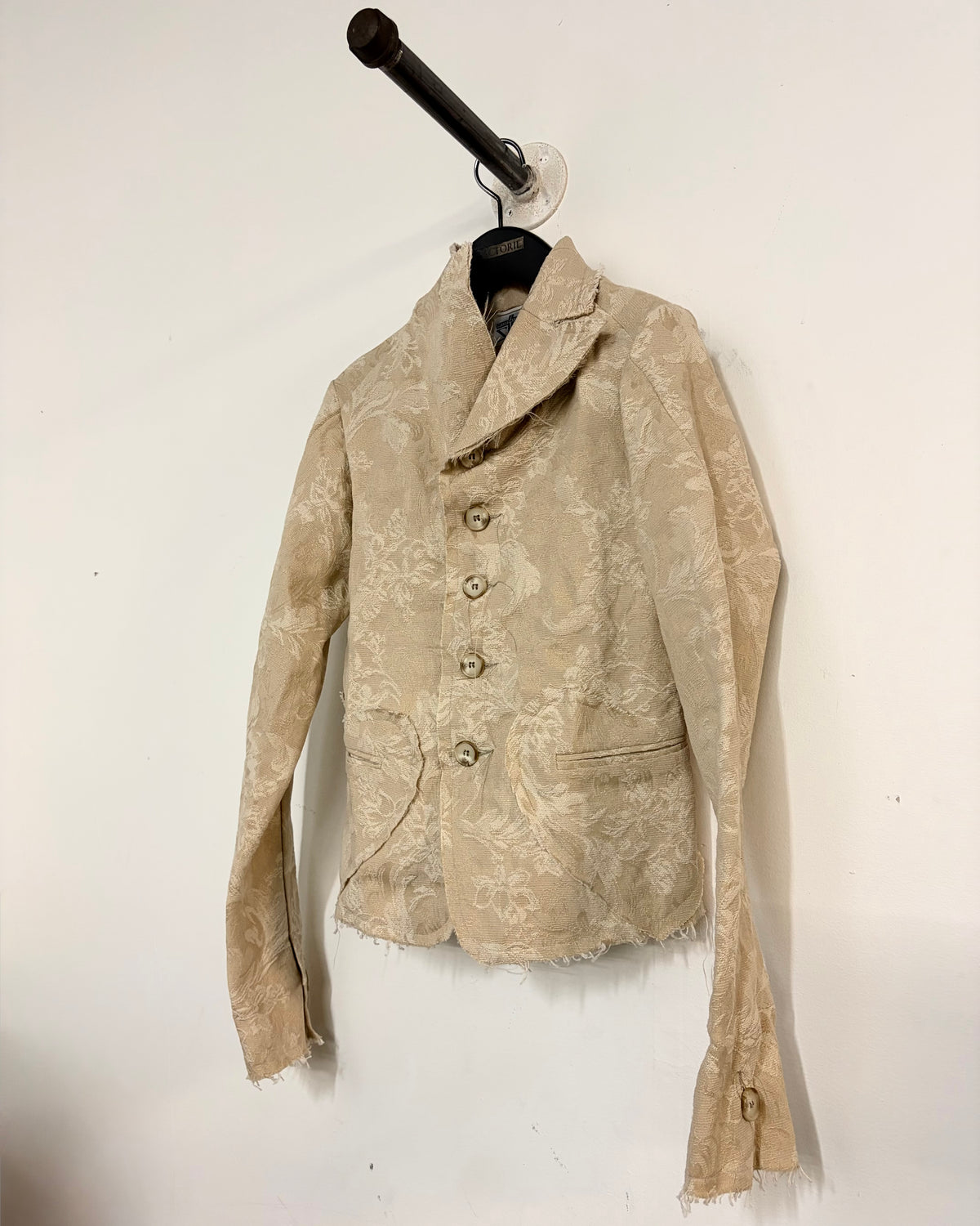 FS24 || SPITZREVERS 4-KNOPF-BLAZER MIT HERZSCHNITT || FLORAL