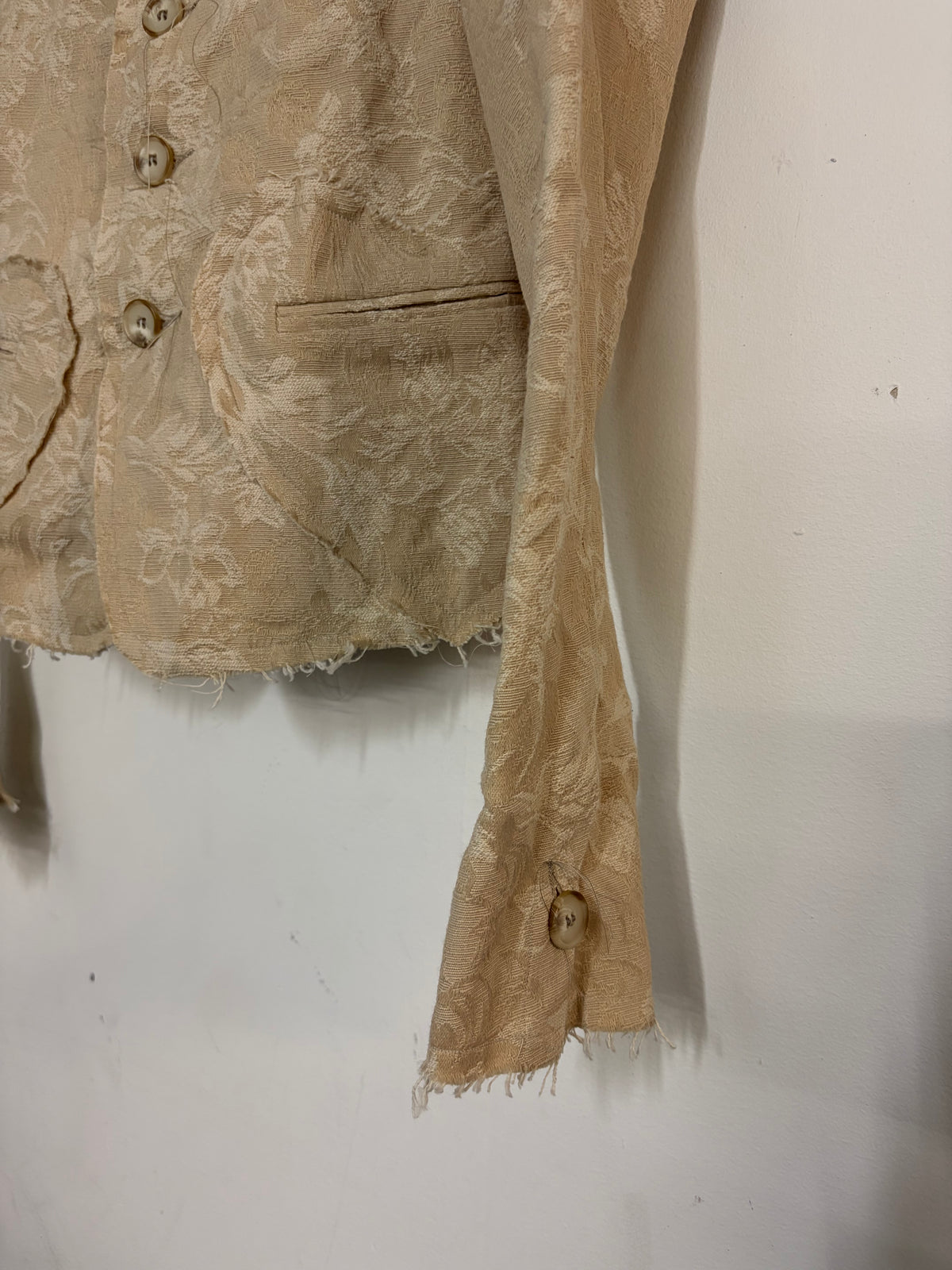 FS24 || SPITZREVERS 4-KNOPF-BLAZER MIT HERZSCHNITT || FLORAL