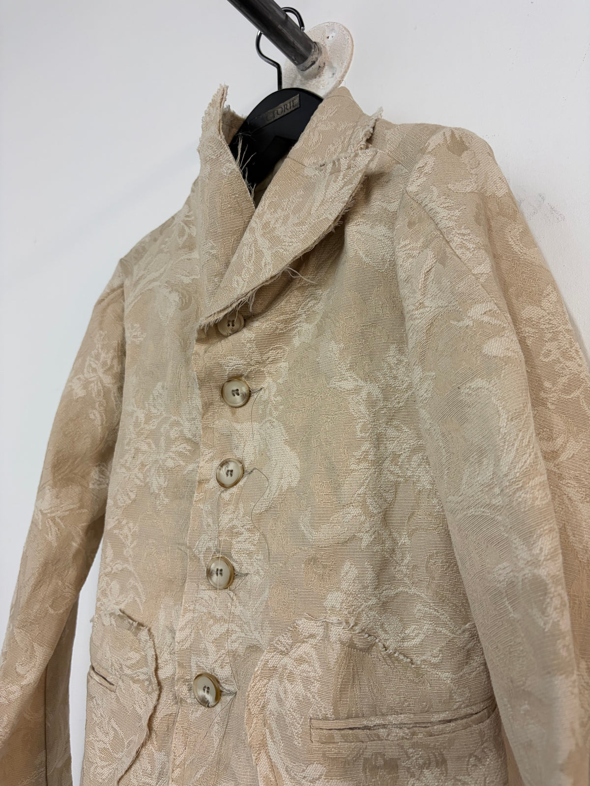 FS24 || SPITZREVERS 4-KNOPF-BLAZER MIT HERZSCHNITT || FLORAL