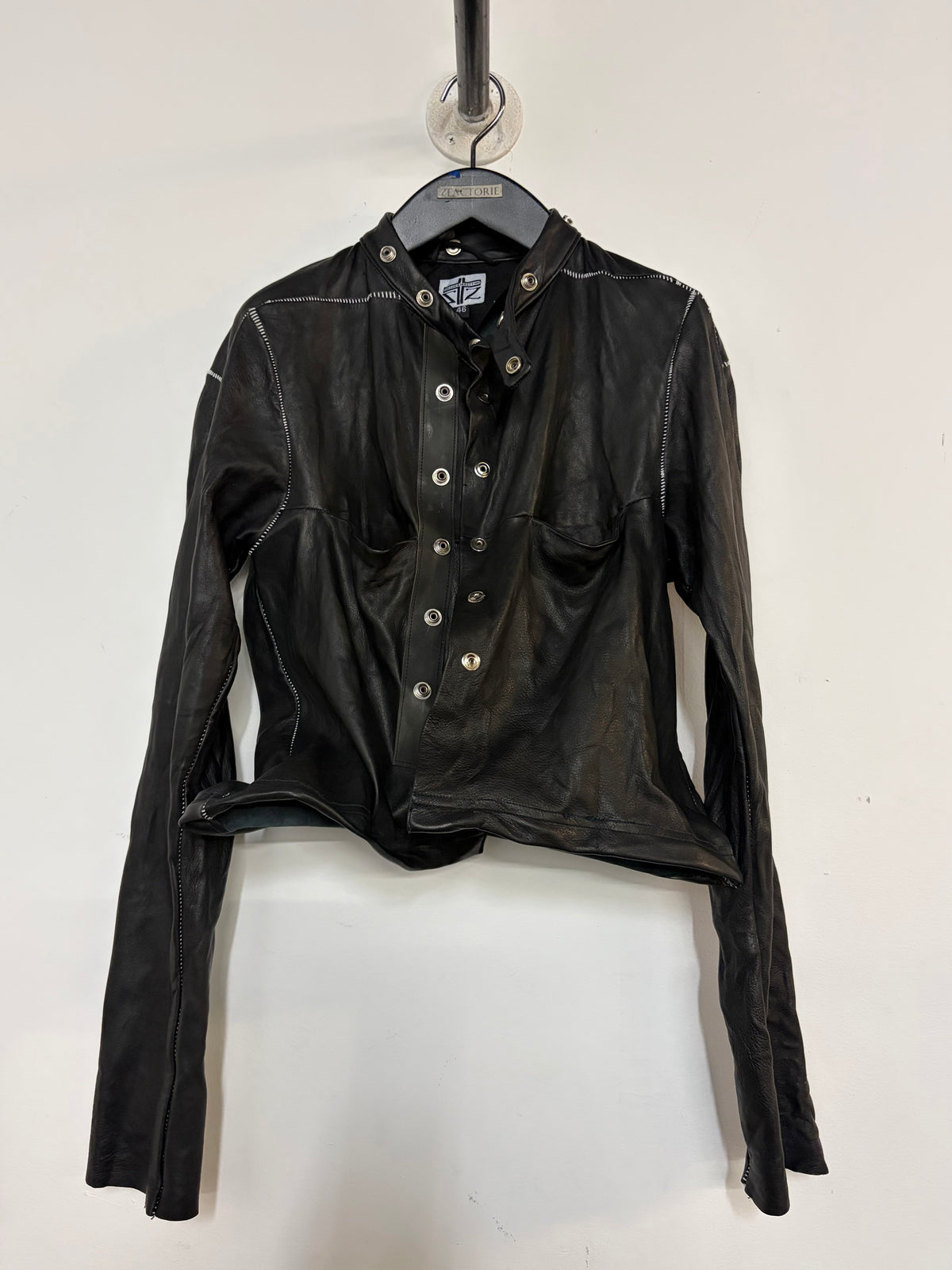 FS24 || SPITZREVERS 4-KNOPF-BLAZER MIT HERZSCHNITT || FLORAL