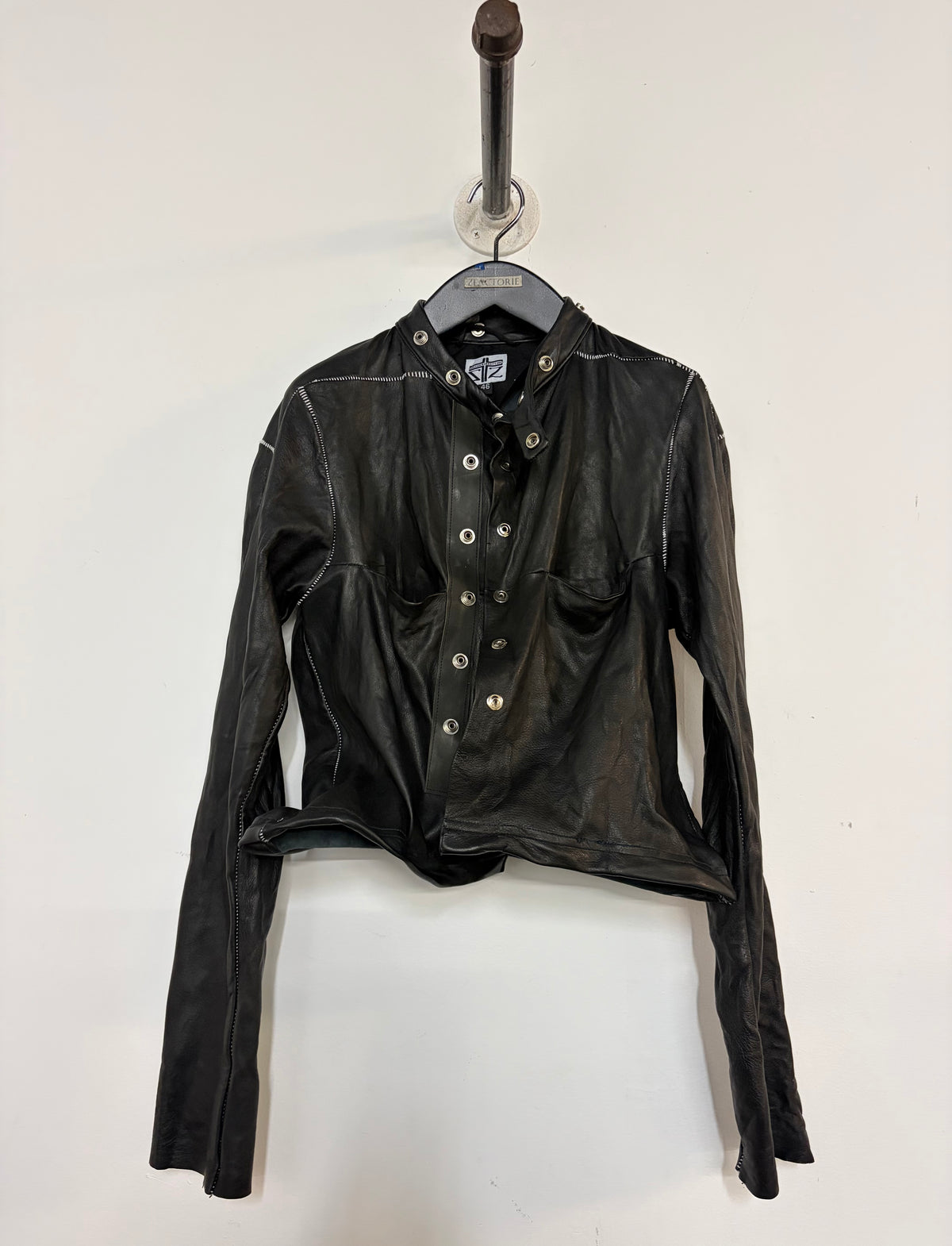 FS24 || SPITZREVERS 4-KNOPF-BLAZER MIT HERZSCHNITT || FLORAL