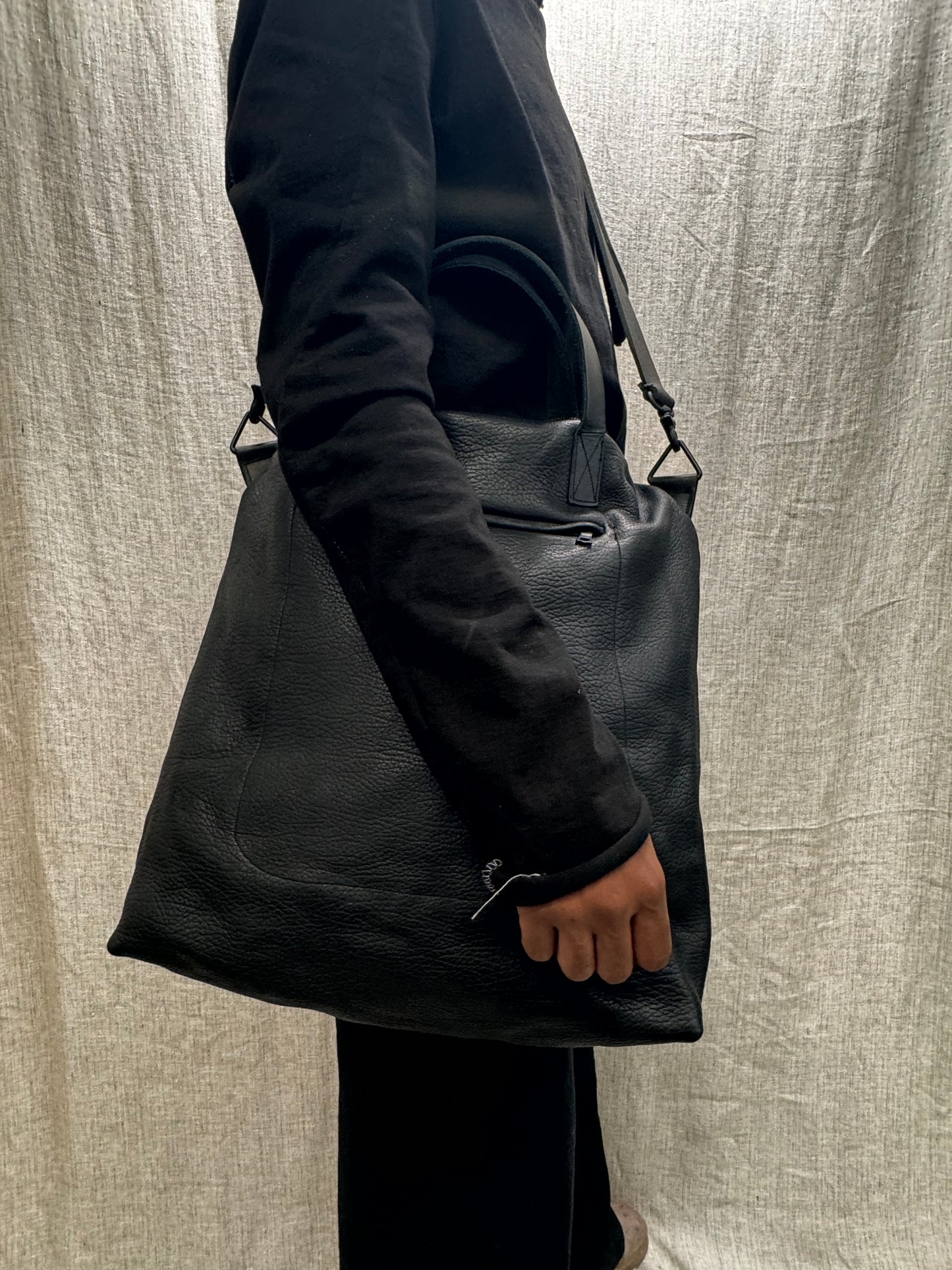 FW24 || BROOKLYNITE MESSENGER TOTE BAG || BLACK BISON