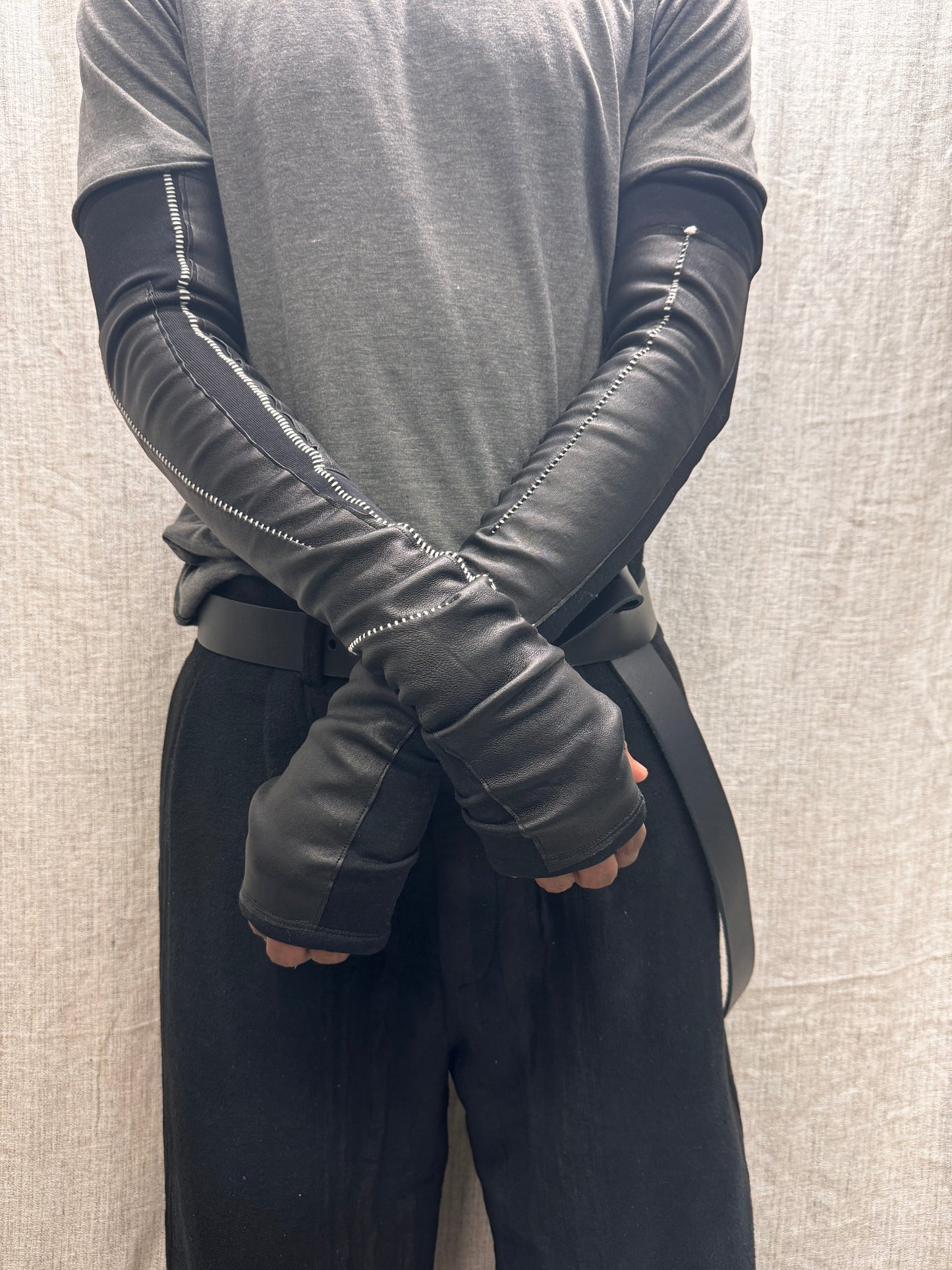 FW24 || OVERLOCKED LONG ARM GAUNTLETS || BLACK LEATHER