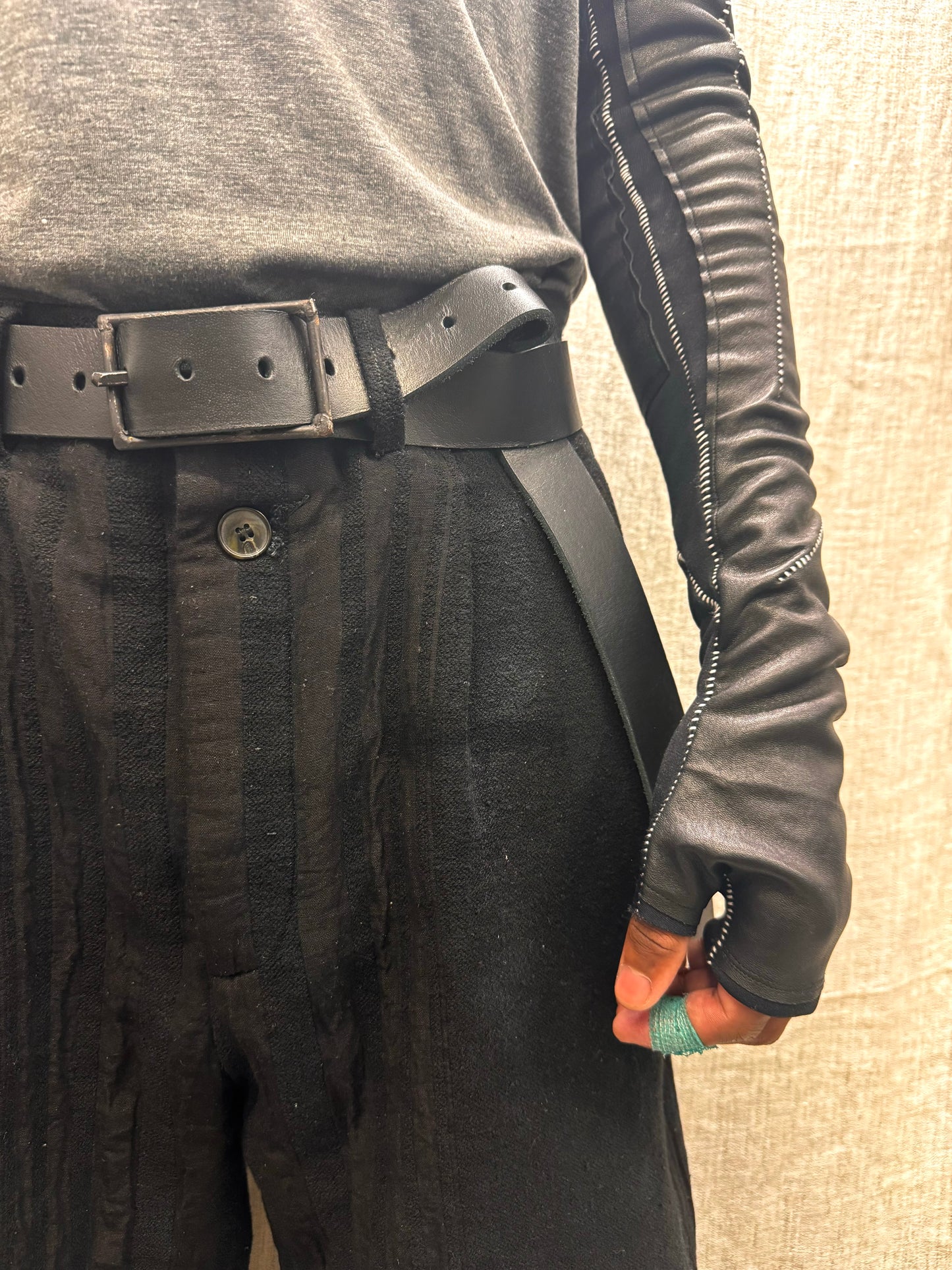 FW24 || OVERLOCKED LONG ARM GAUNTLETS || BLACK LEATHER