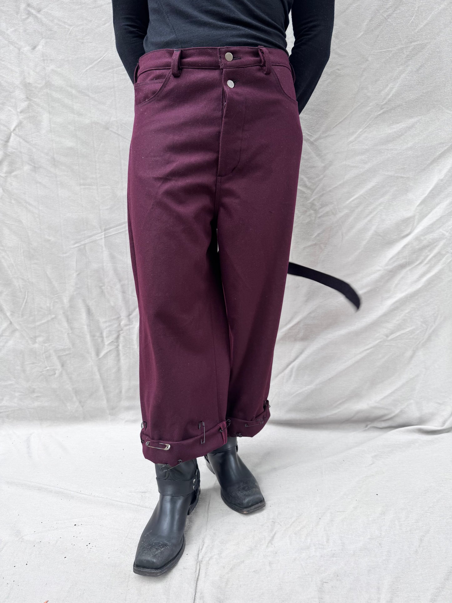 FW25 ||CROPPED PINNED HEM GODDE JEANS ||100% WOOL - MAROON
