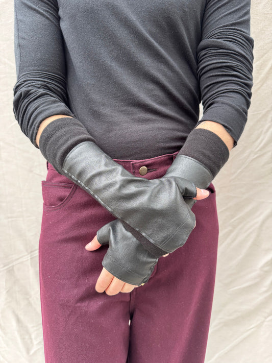 FW25 || OVERLOCKED SHORT ARM GAUNTLETS || LEATHER + WOOL BLEND