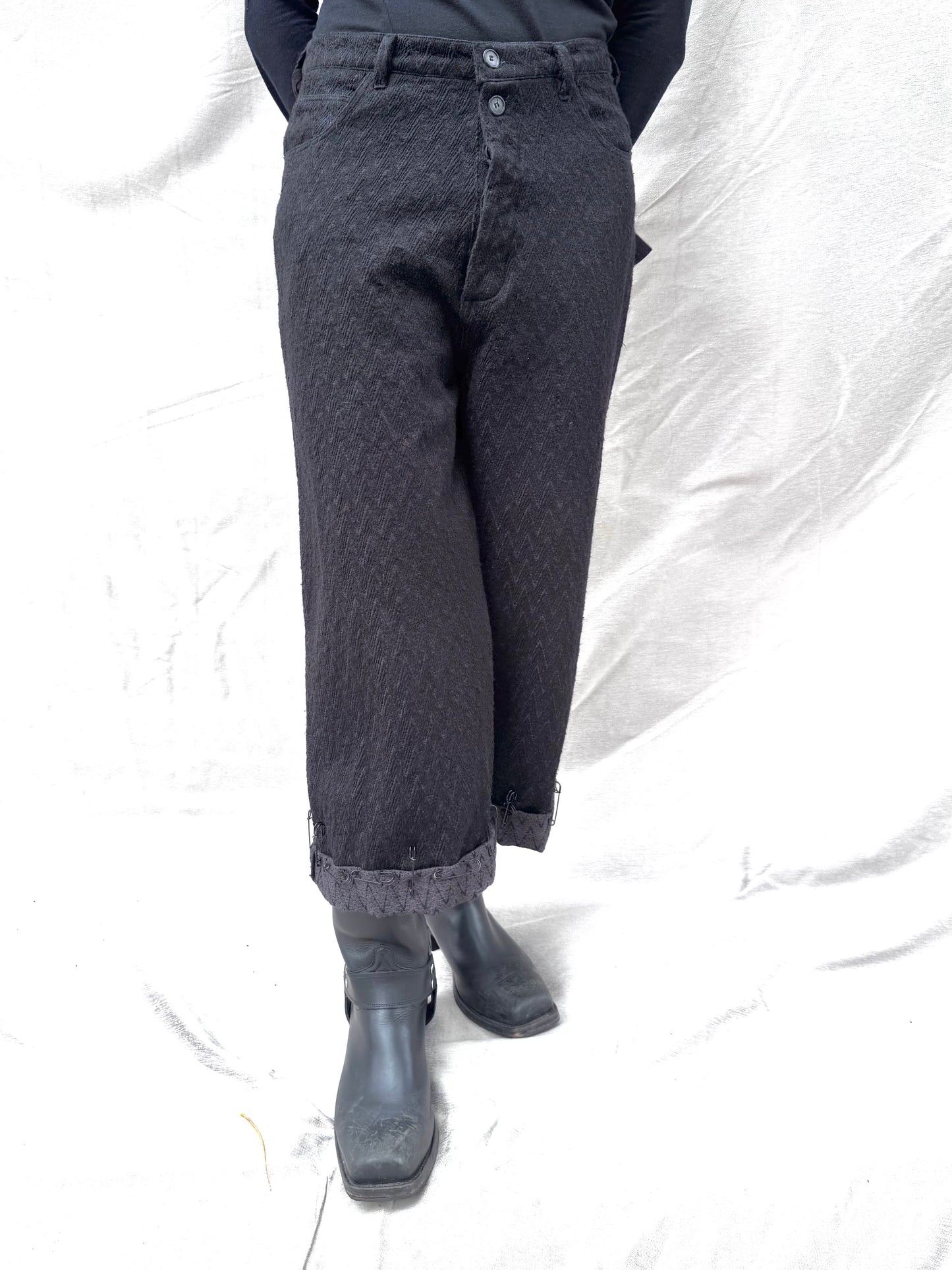 FW25 ||CROPPED PINNED HEM GODDE JEANS ||EMBROIDERED SILK ON LINEN