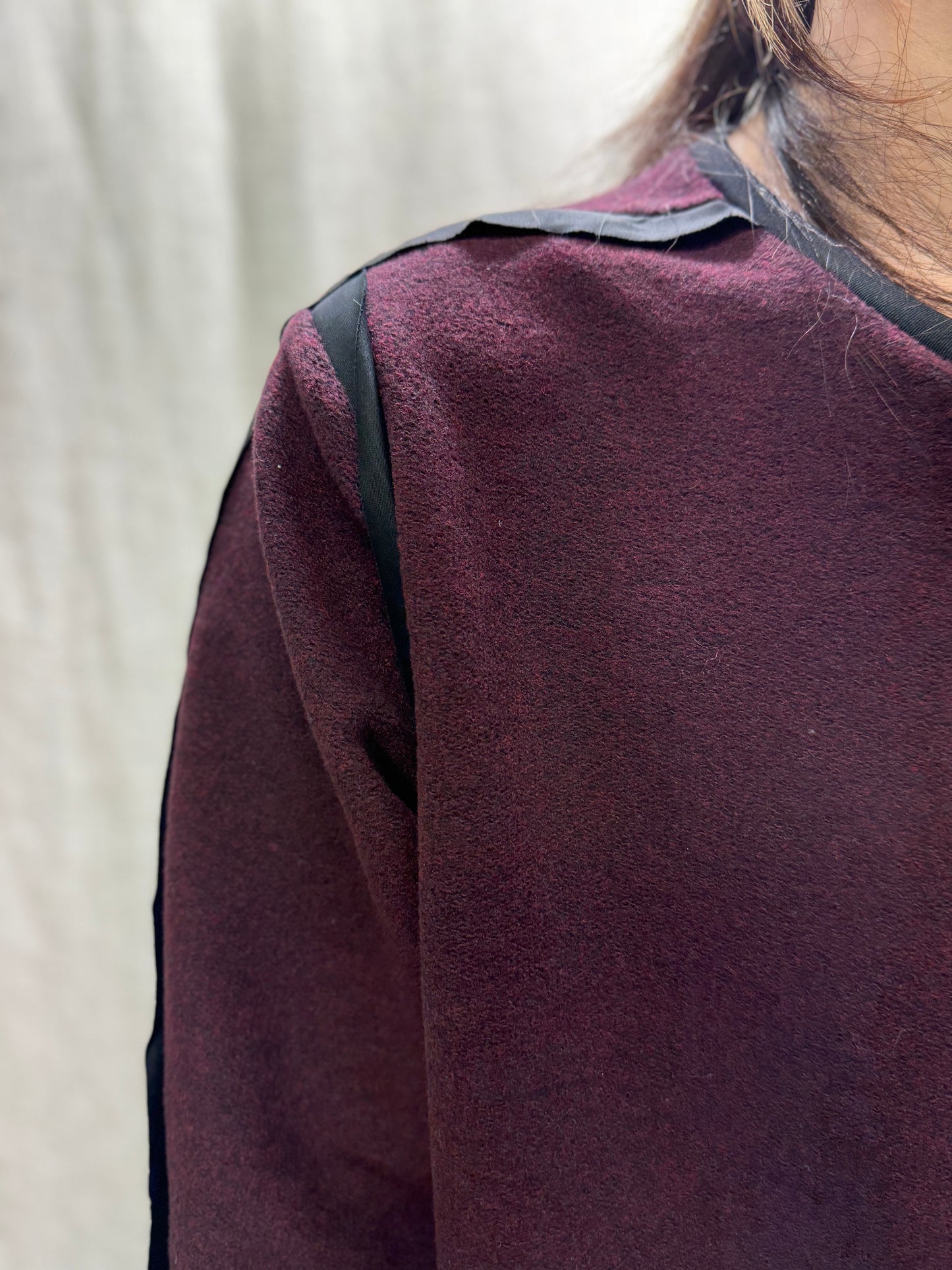 FW24 || SILK SEAMED FAULTED SHOULDER TOP || MAROON