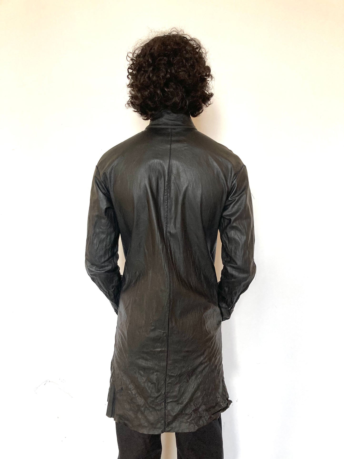 KNG13 || DARNSTITCHED FAULTED SHOULDER UNLINED SHIRT - BLACK COWHIDE ||